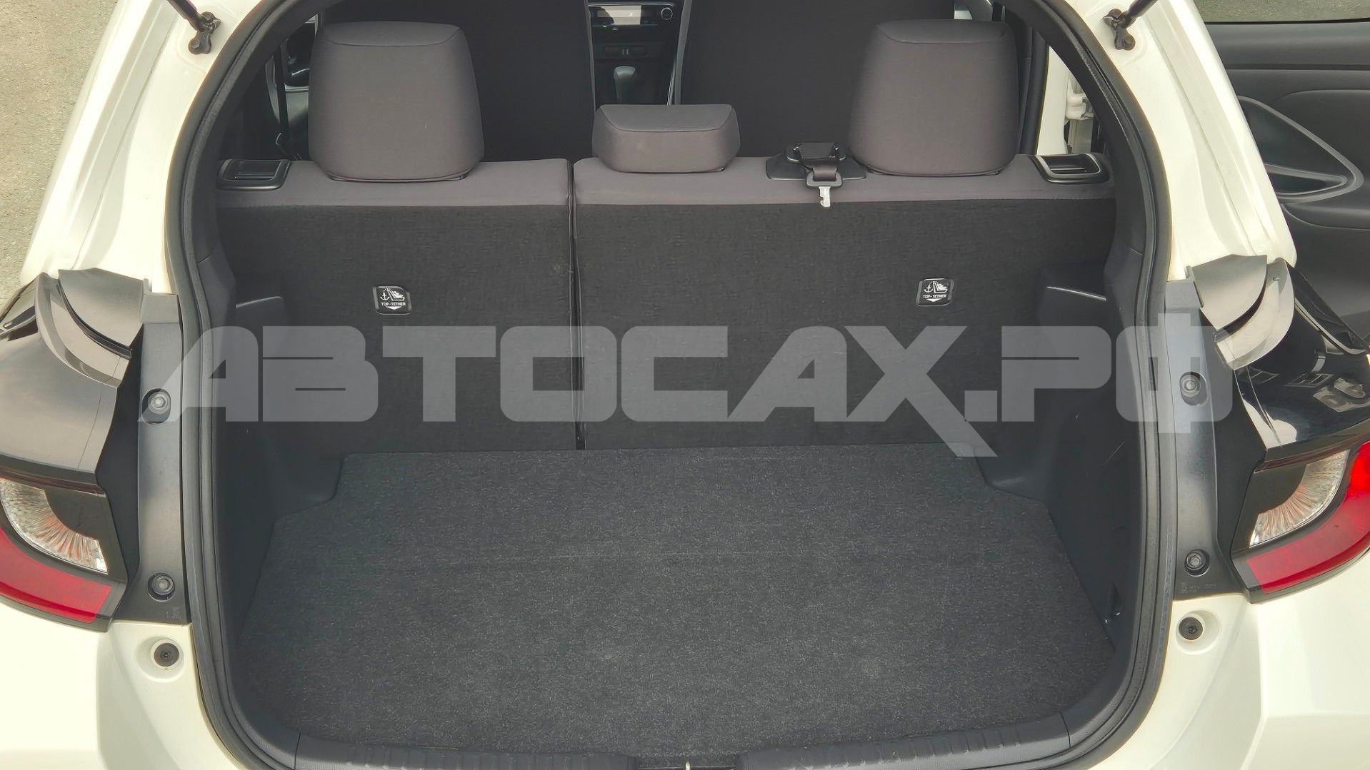 Toyota Yaris 2023, Хэтчбек — фото 8