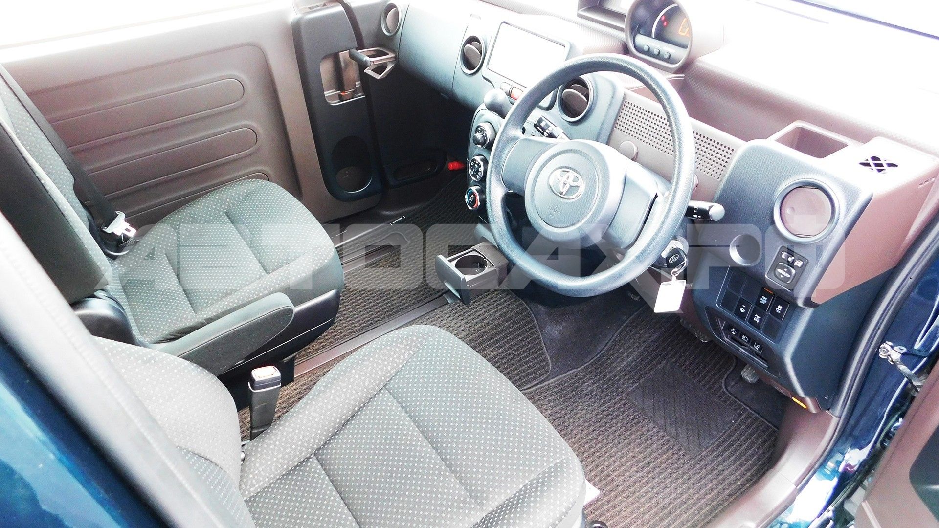 Toyota Spade 2016, Хэтчбек — фото 9