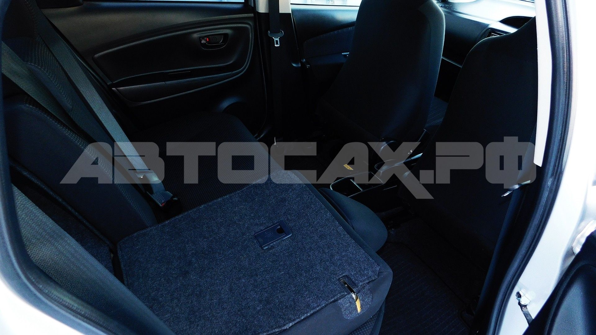 Toyota Vitz 2017, Хэтчбек — фото 15