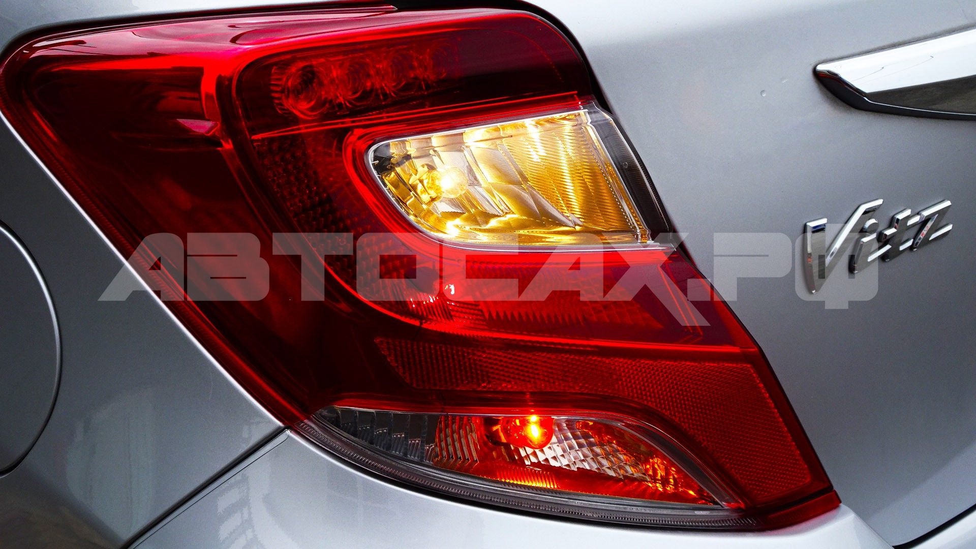 Toyota Vitz 2015, Хэтчбек — фото 35