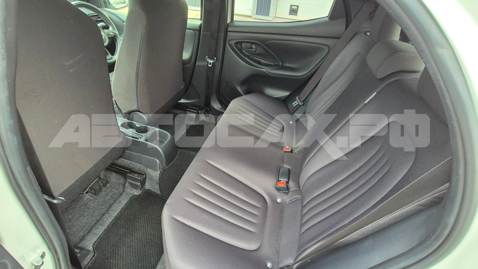 Toyota Yaris 2023, Хэтчбек — фото 12