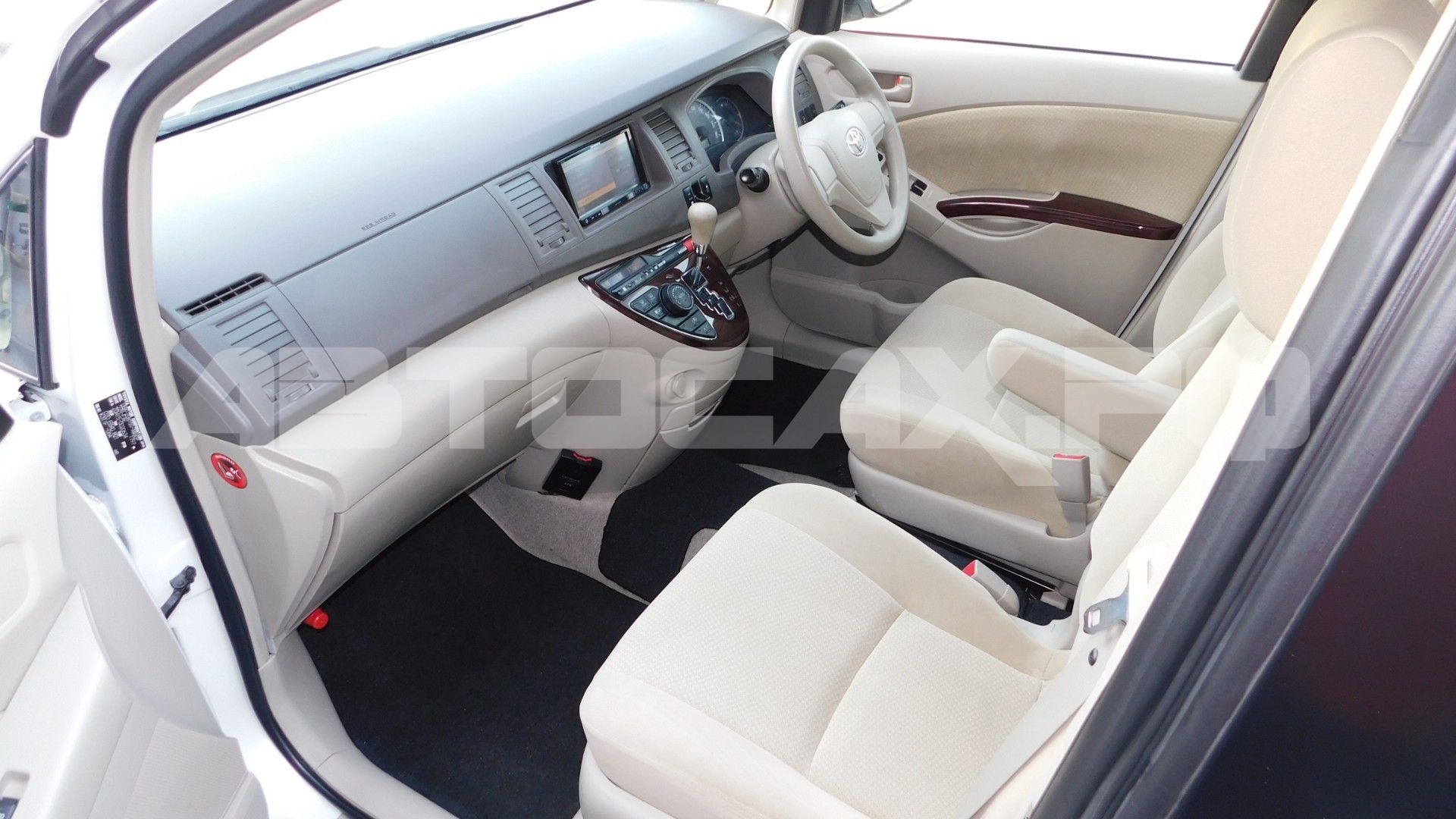 Toyota Isis 2017, Минивэн — фото 12