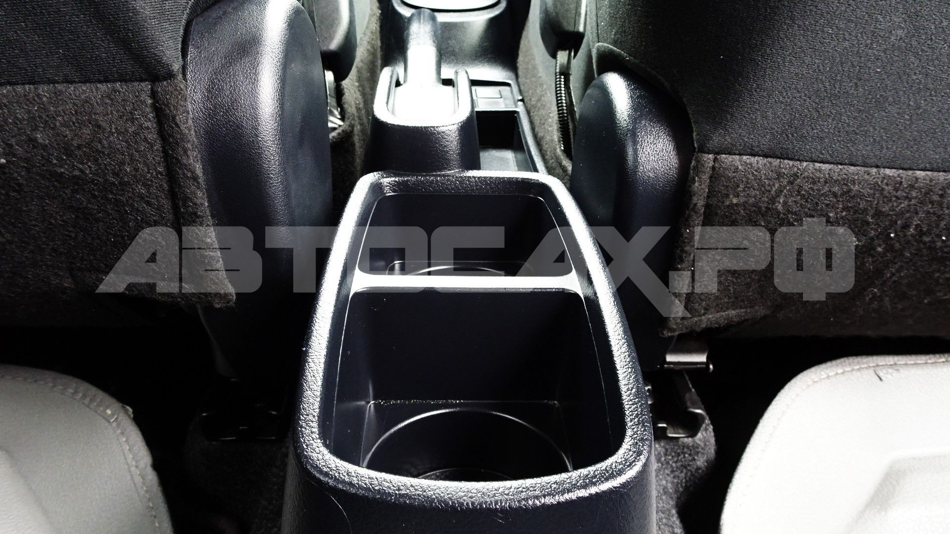 Toyota Vitz 2016, Хэтчбек — фото 31