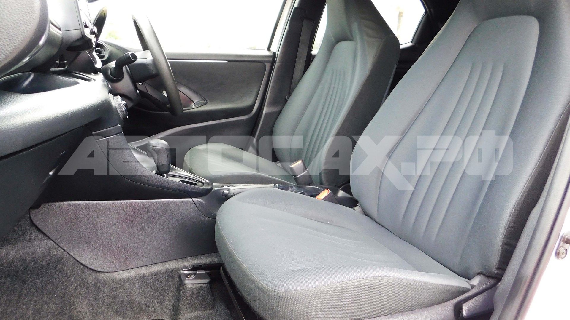 Toyota Yaris 2023, Хэтчбек — фото 15