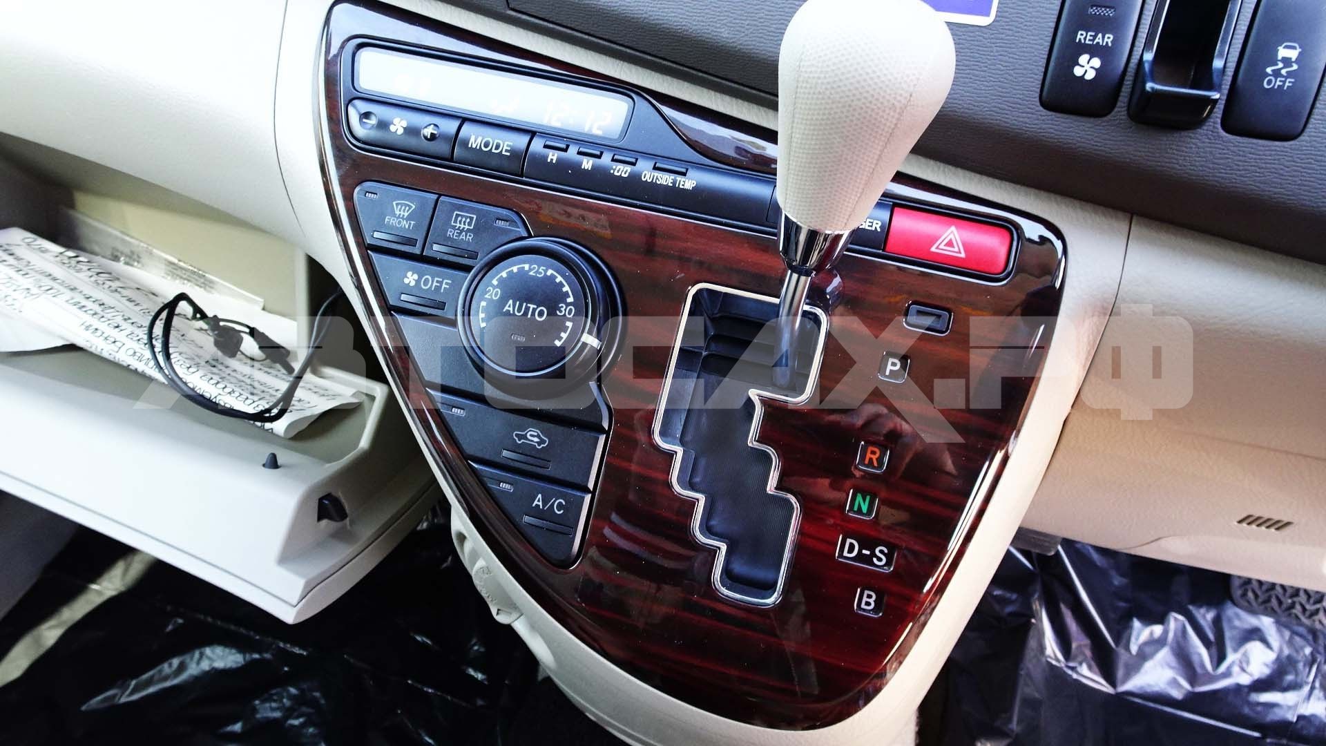 Toyota Isis 2017, Минивэн — фото 28