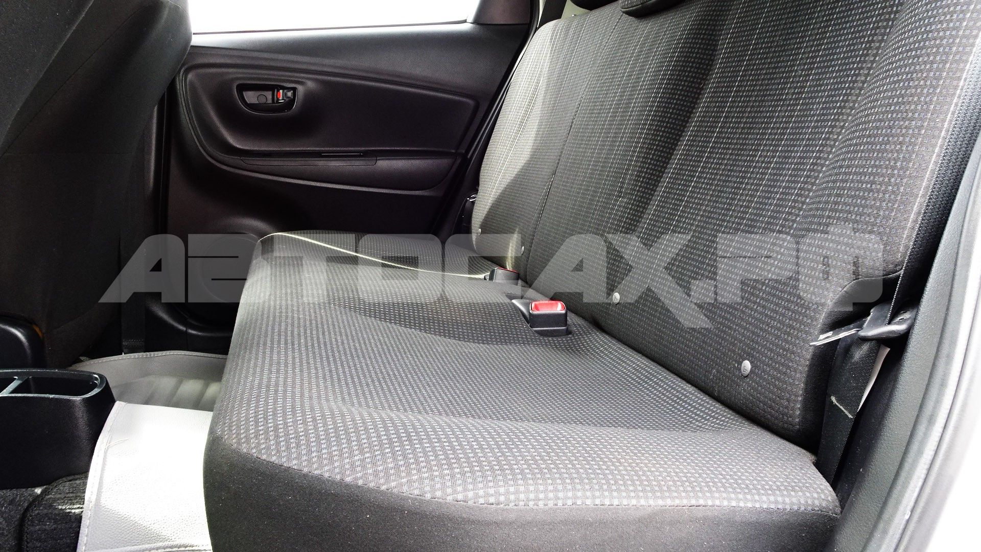 Toyota Vitz 2015, Хэтчбек — фото 14