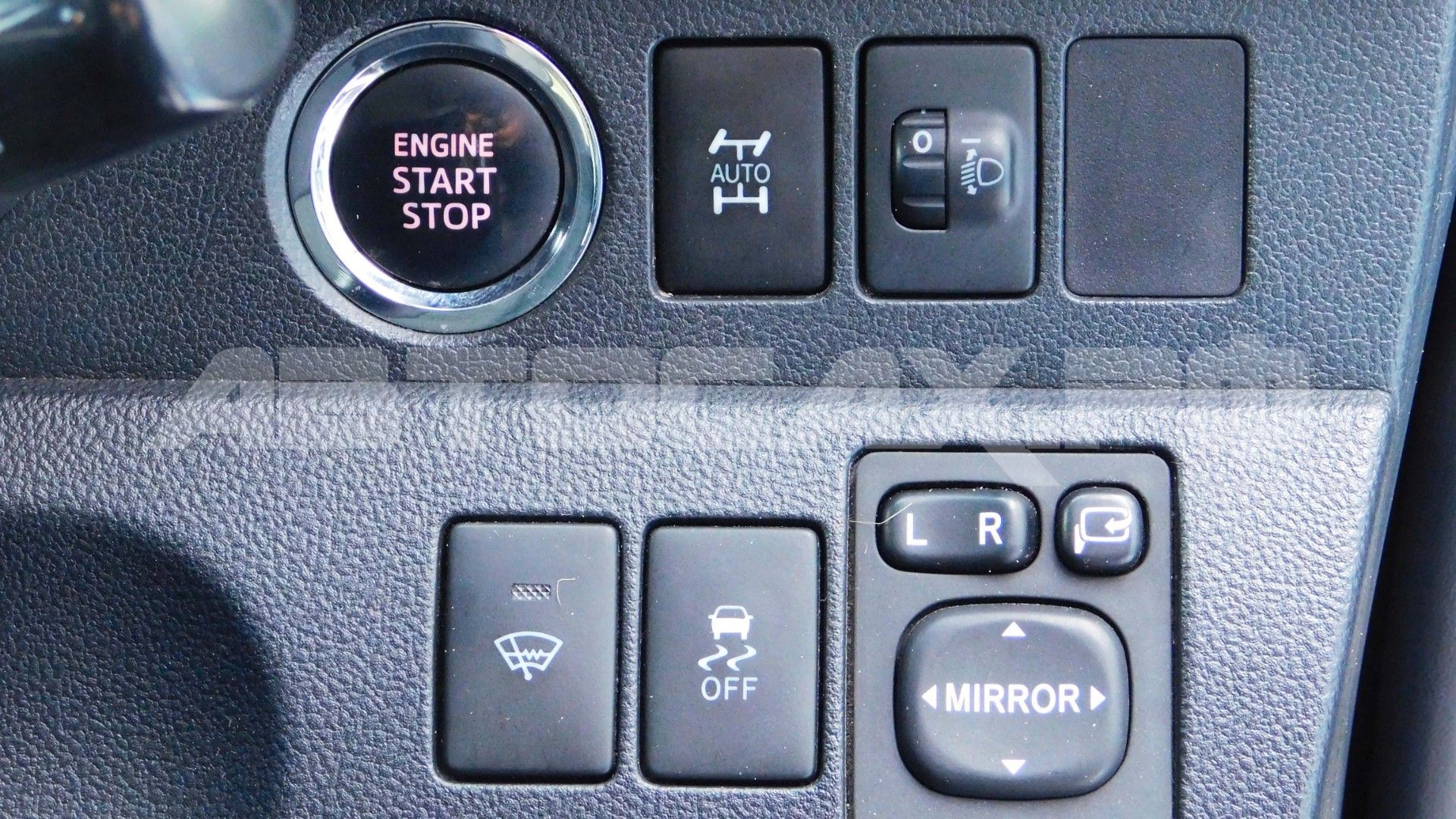 Toyota Ractis 2015, Хэтчбек — фото 16