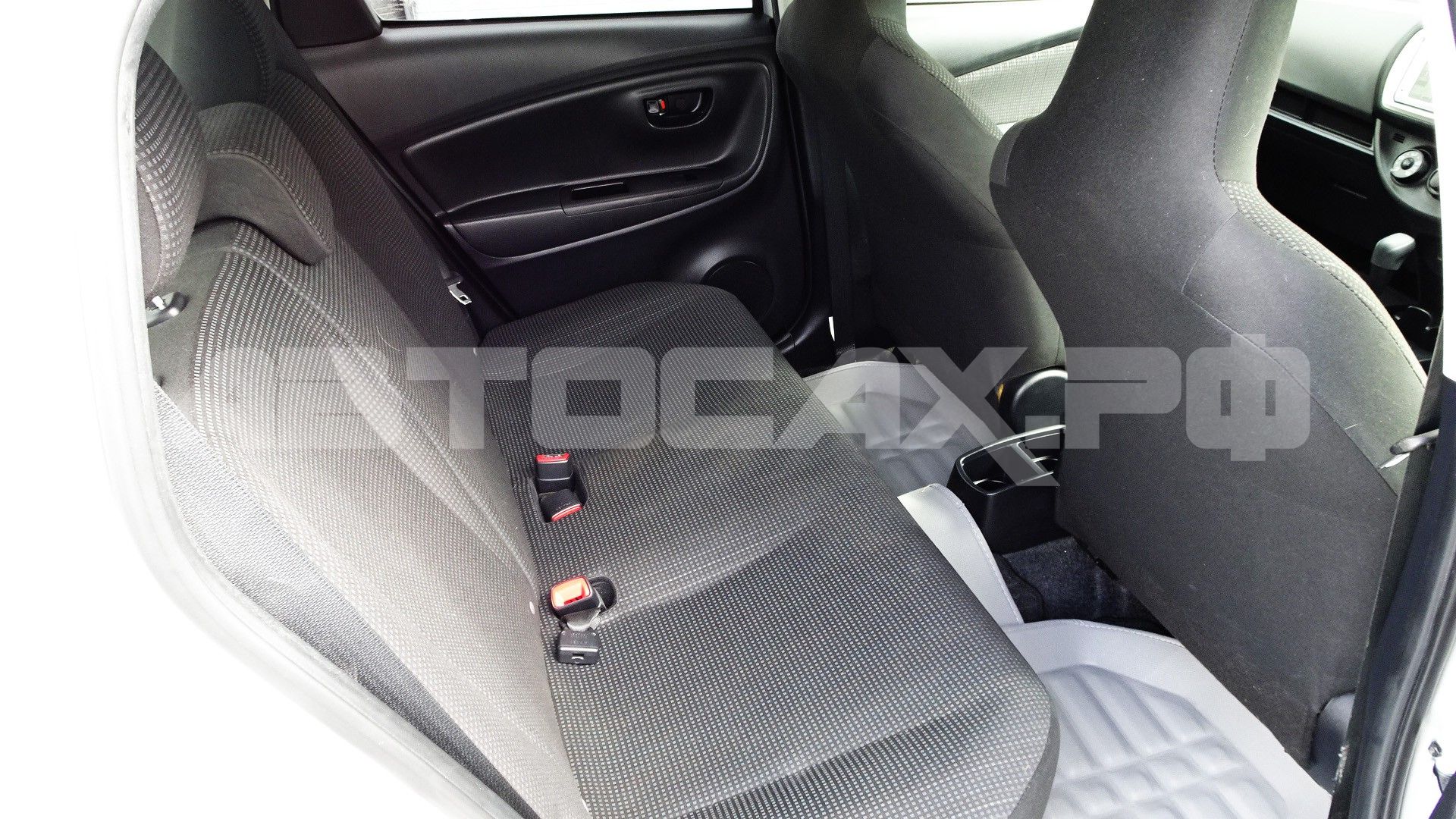 Toyota Vitz 2015, Хэтчбек — фото 16