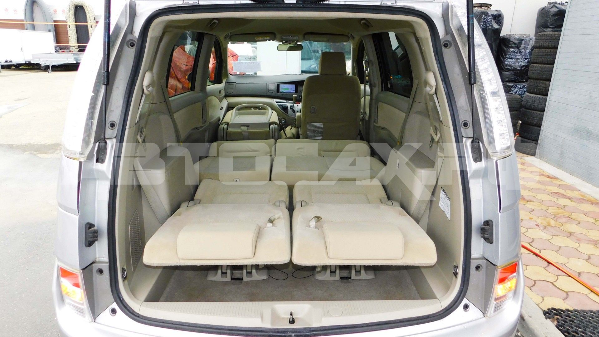Toyota Isis 2015, Минивэн — фото 27