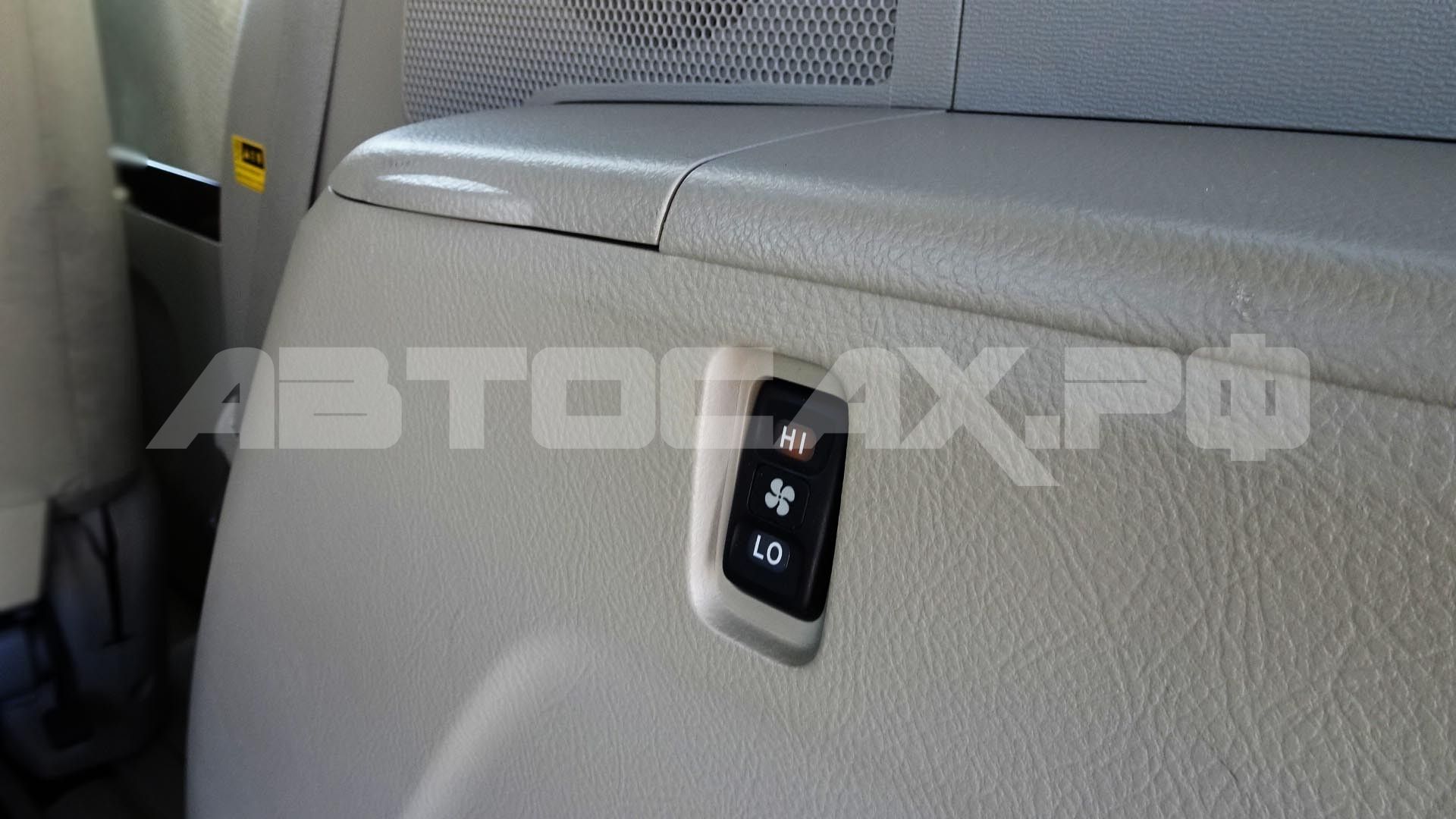 Toyota Isis 2017, Минивэн — фото 29