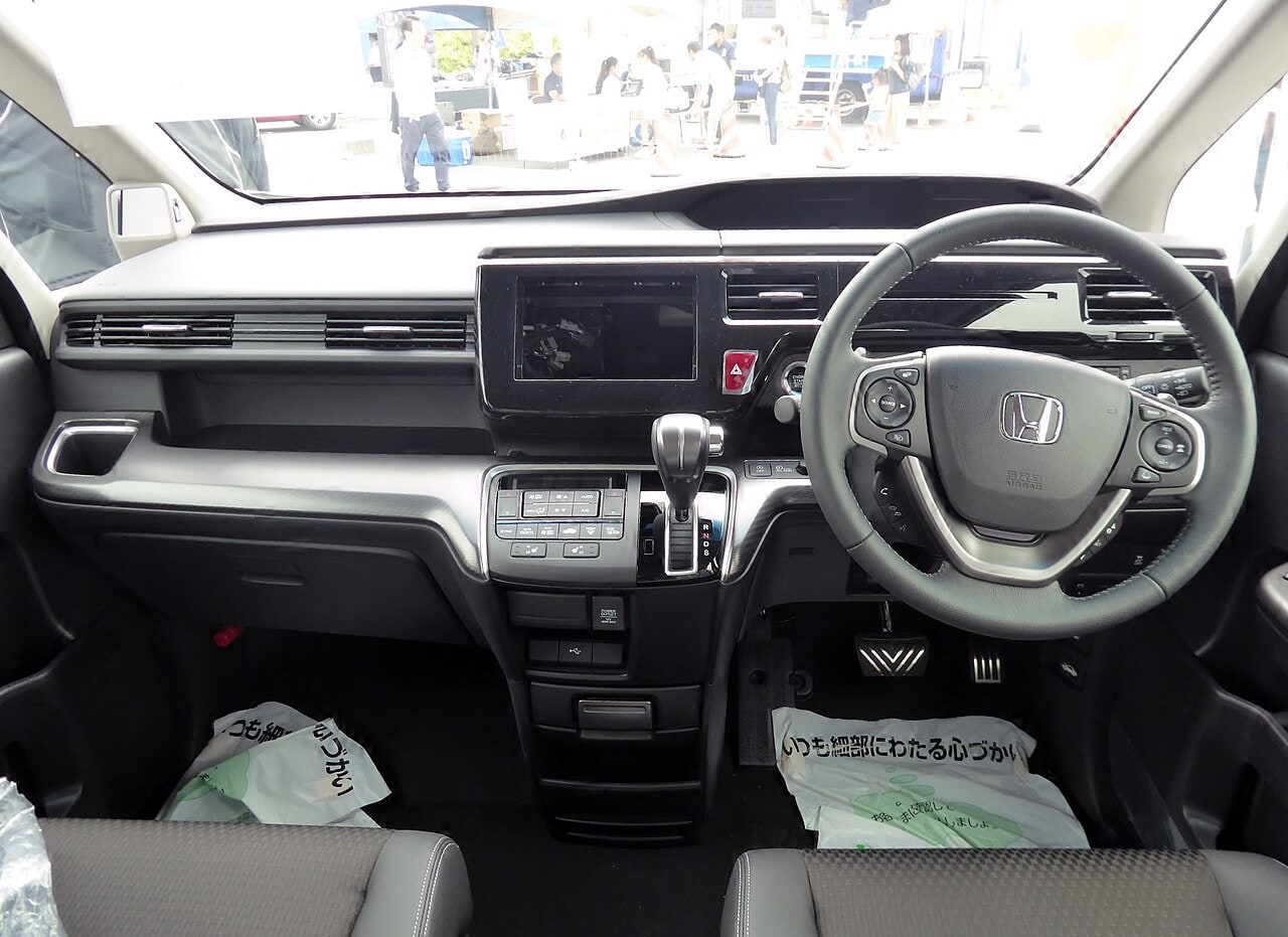 Honda StepWGN — салон, цифровая панель