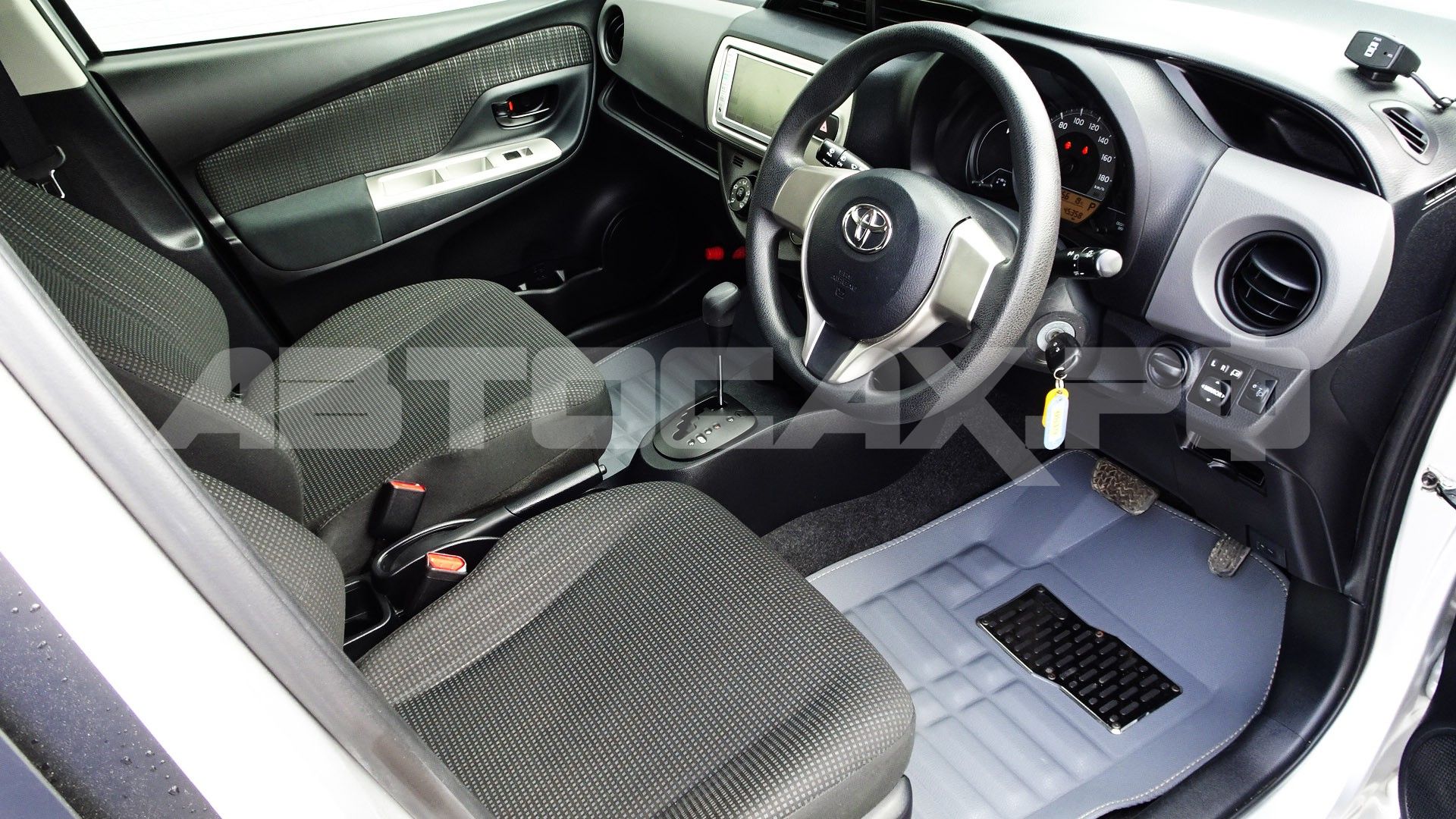 Toyota Vitz 2015, Хэтчбек — фото 9