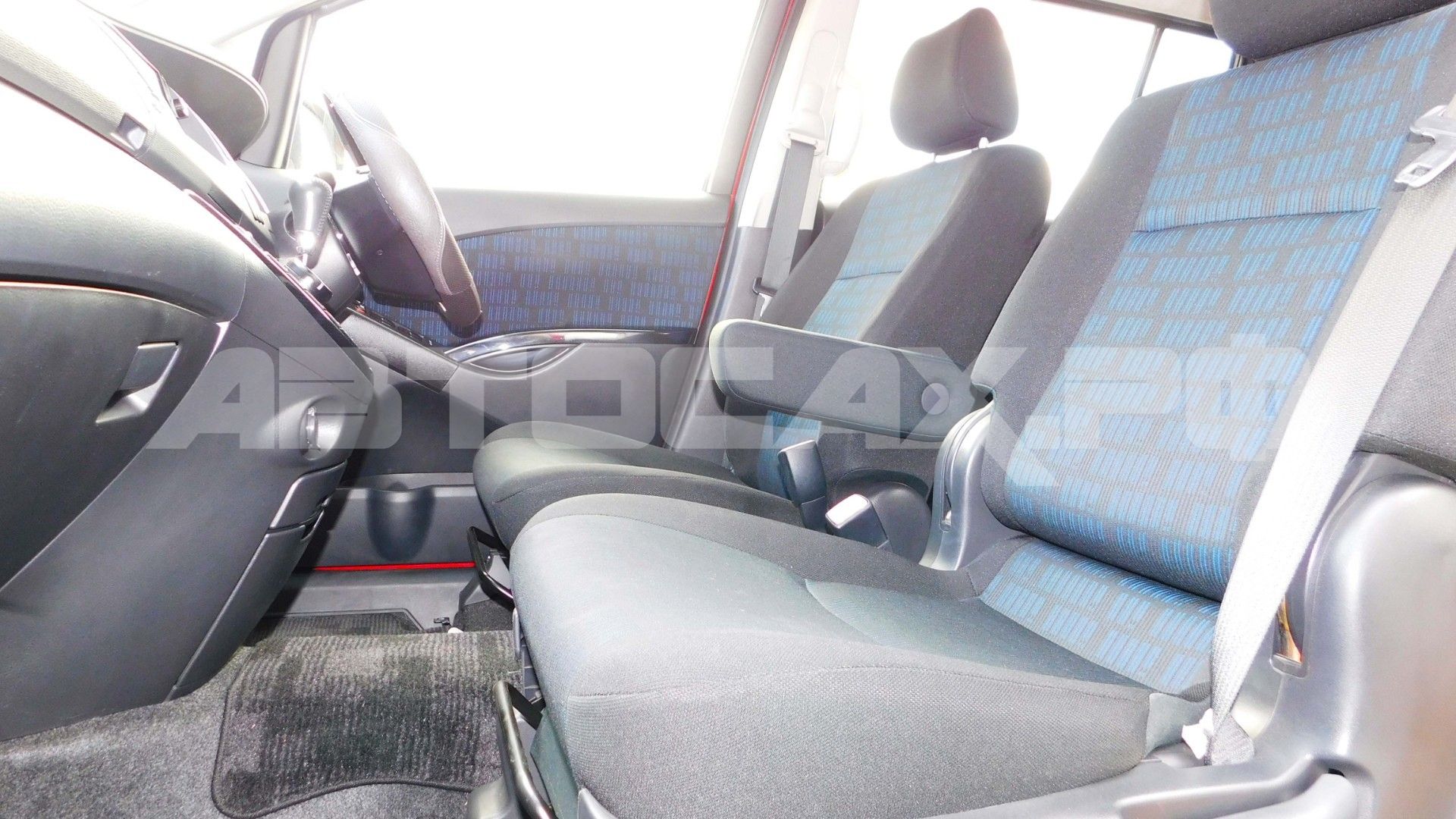 Toyota Isis 2016, Минивэн — фото 14