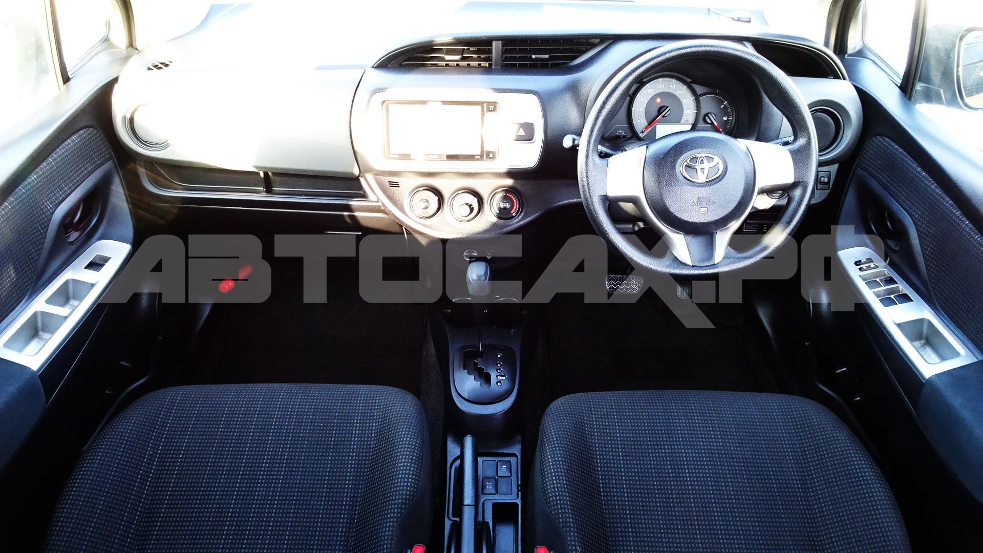 Toyota Vitz 2018, Хэтчбек — фото 11