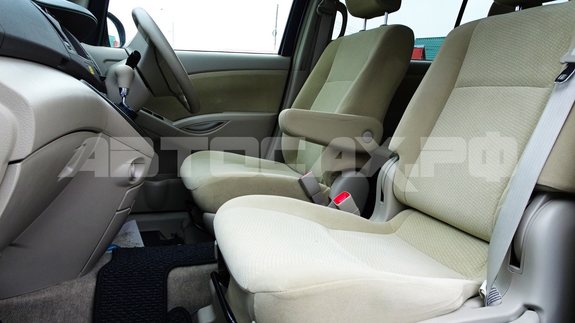 Toyota Isis 2015, Минивэн — фото 9
