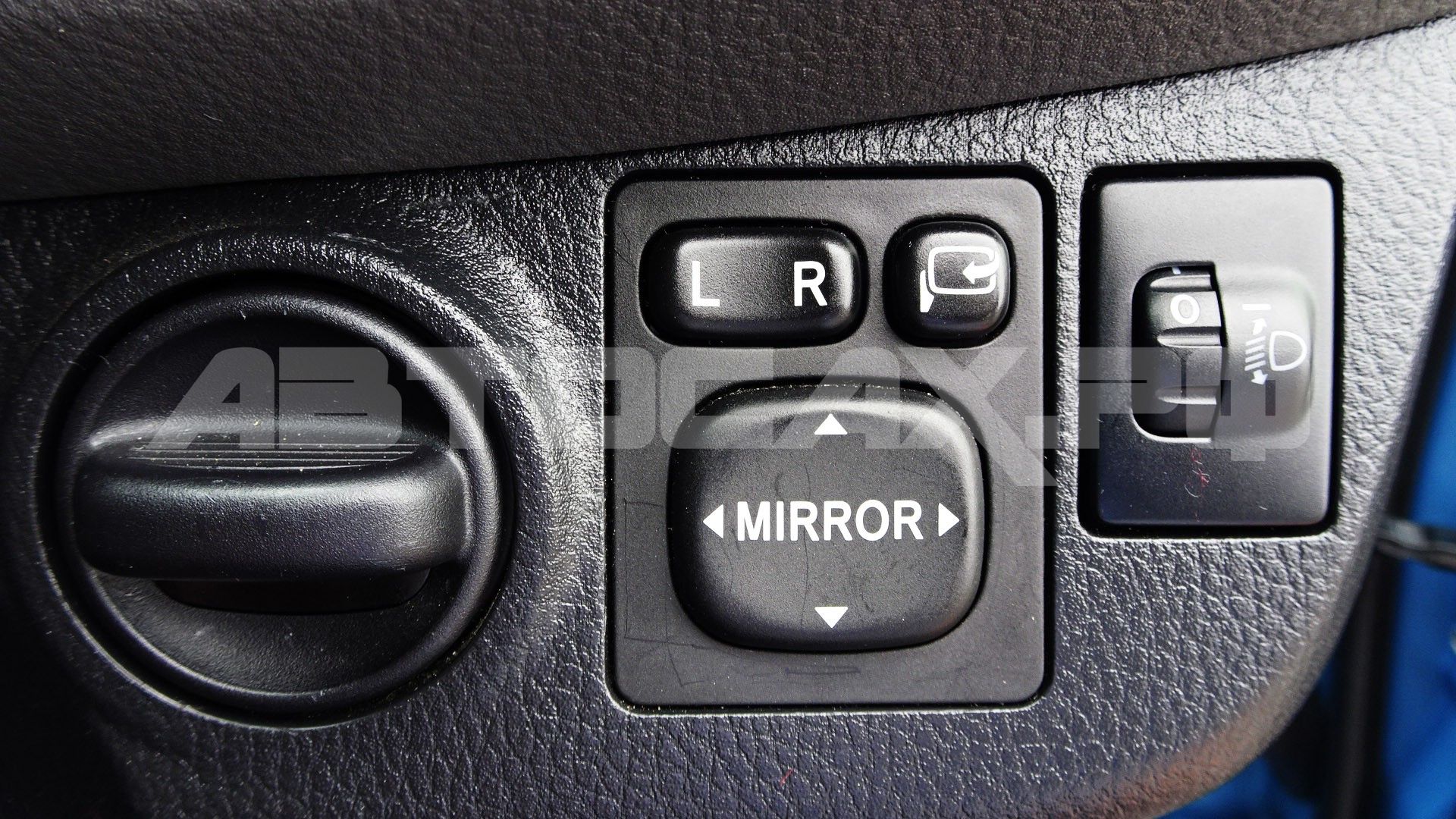 Toyota Vitz 2016, Хэтчбек — фото 22