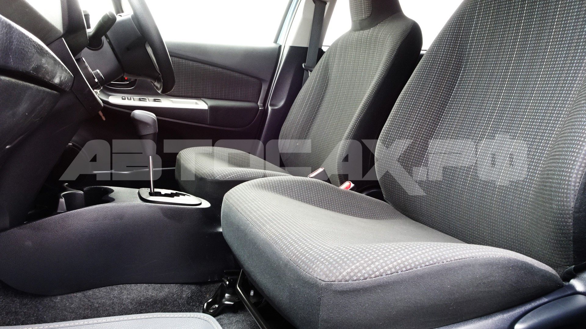 Toyota Vitz 2016, Хэтчбек — фото 11