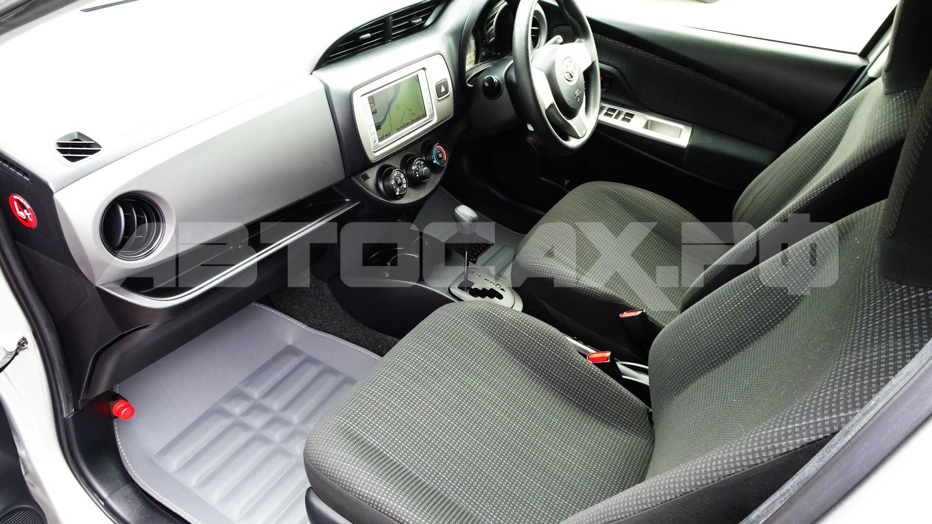 Toyota Vitz 2015, Хэтчбек — фото 13