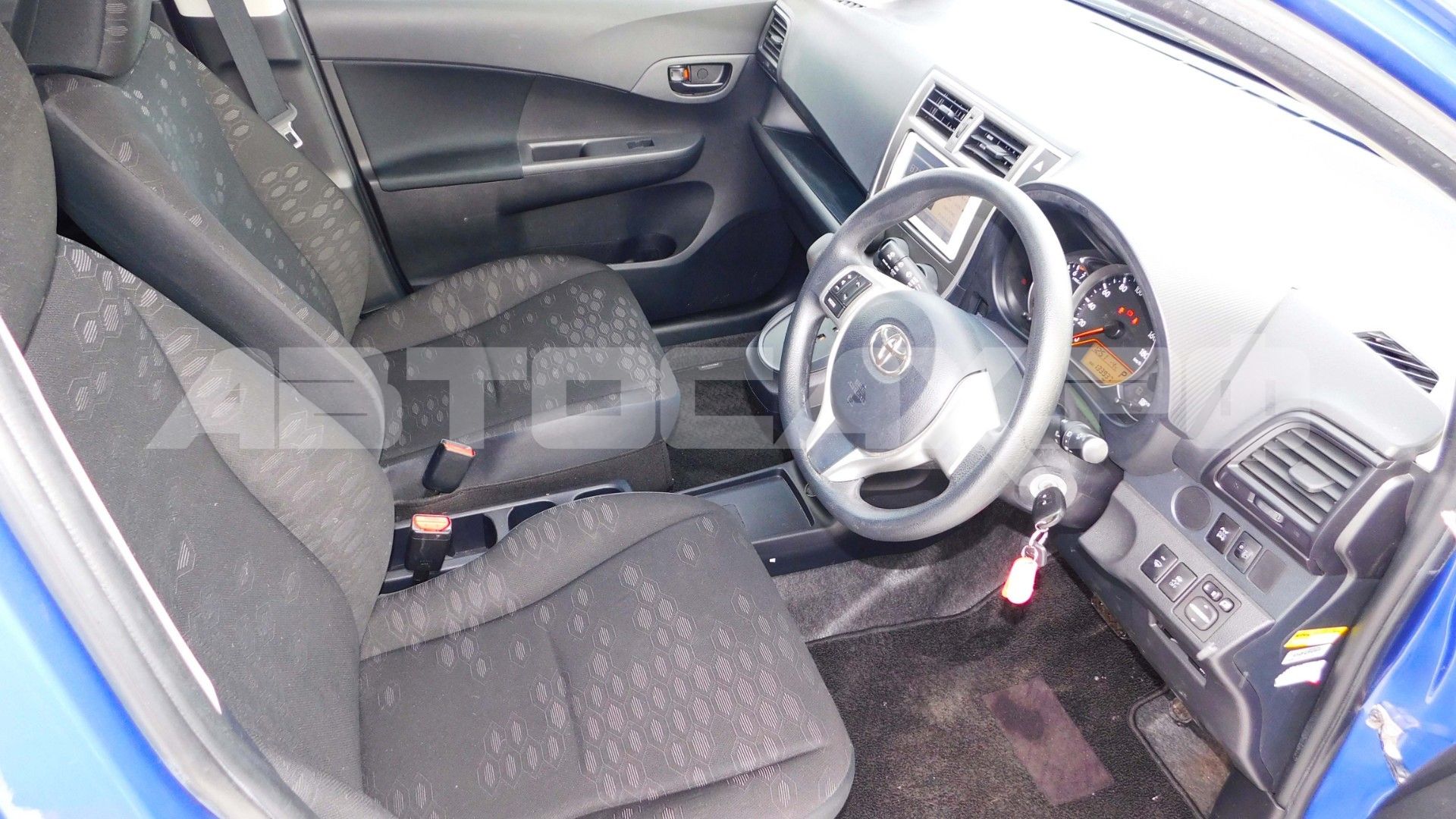 Toyota Ractis 2014, Хэтчбек — фото 9