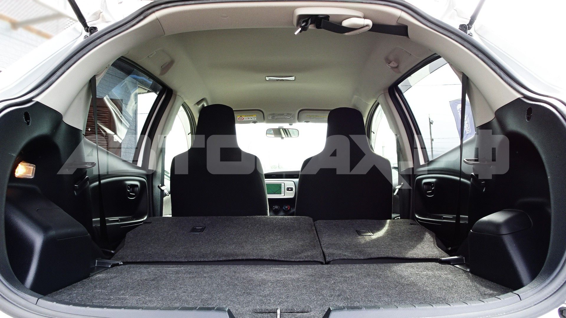 Toyota Vitz 2015, Хэтчбек — фото 20
