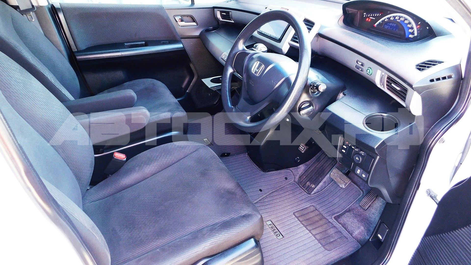 Honda Freed 2016, Минивэн — фото 9