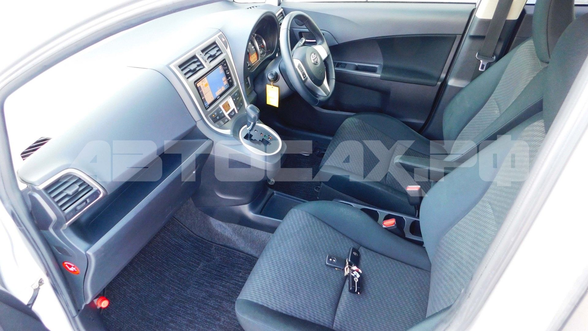 Toyota Ractis 2015, Хэтчбек — фото 10