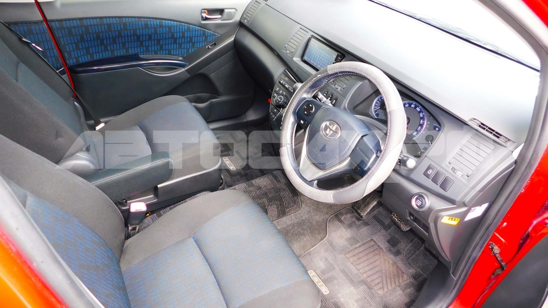 Toyota Isis 2016, Минивэн — фото 9