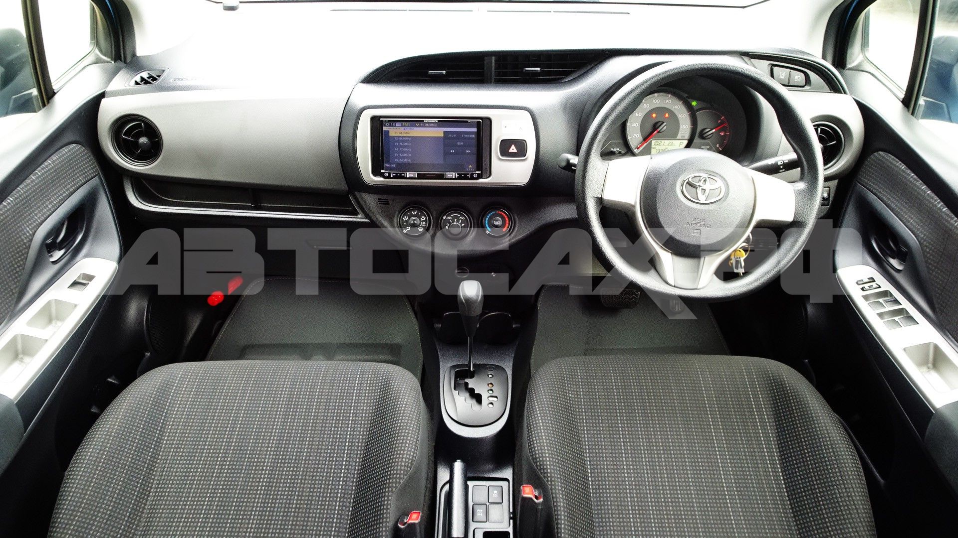 Toyota Vitz 2016, Хэтчбек — фото 10