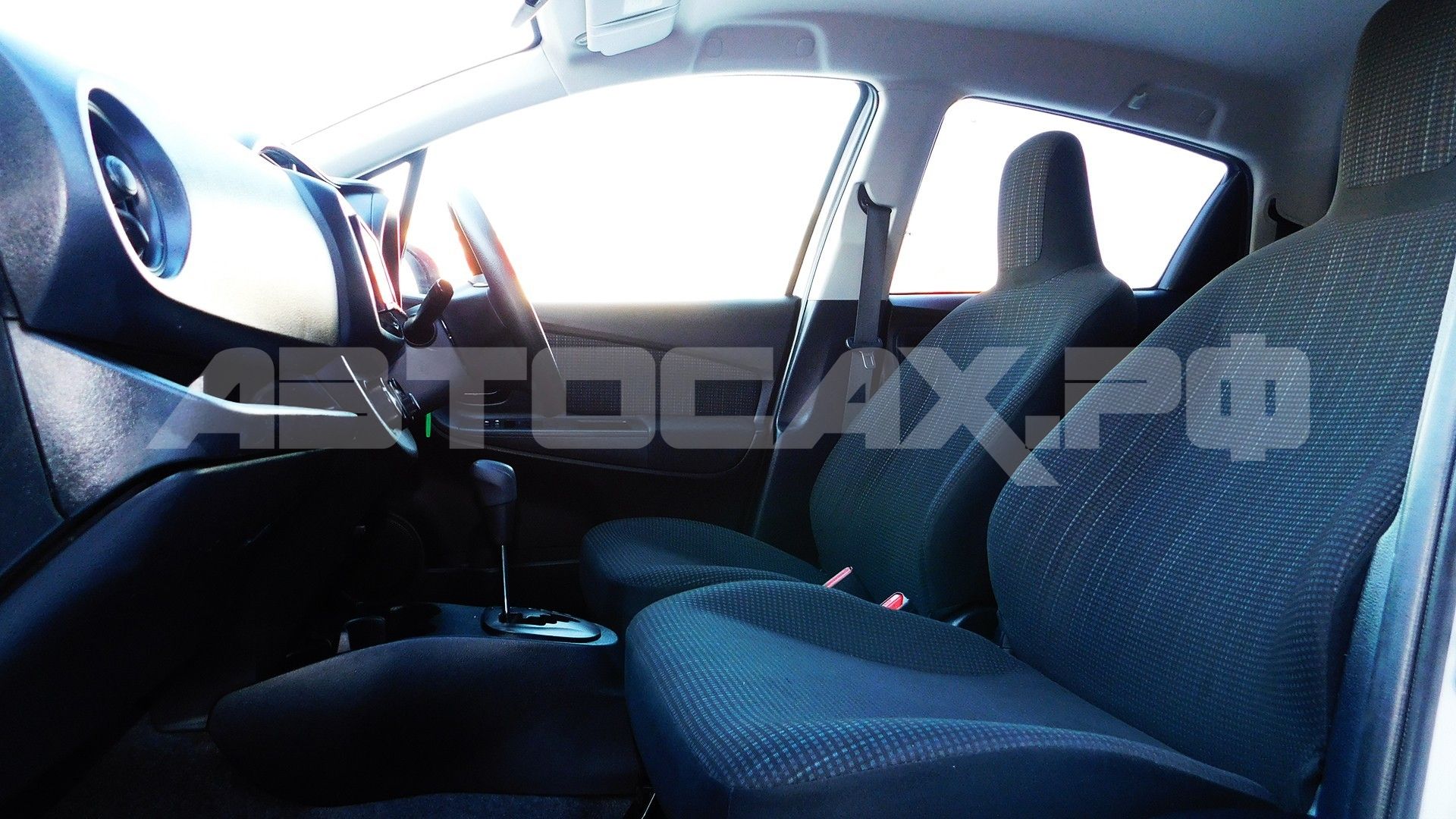 Toyota Vitz 2017, Хэтчбек — фото 13