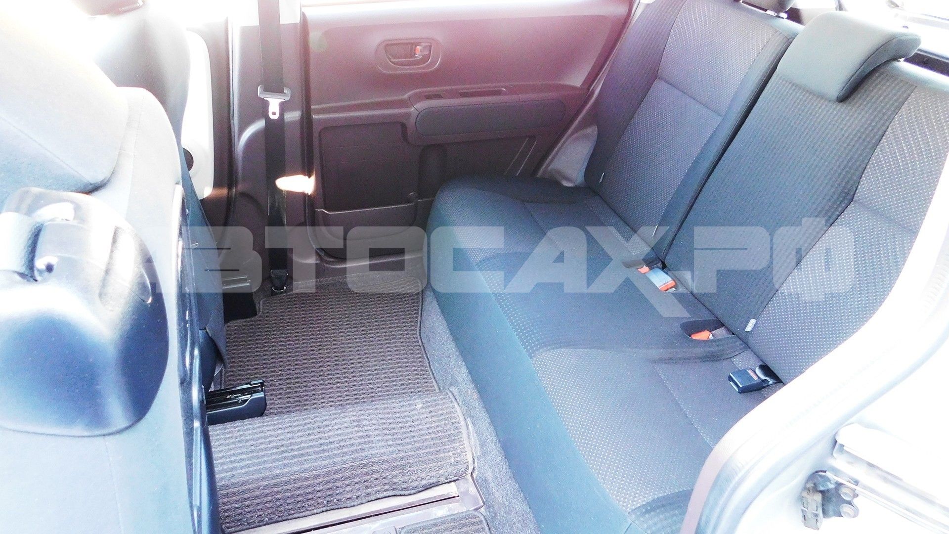 Toyota Porte 2018, Хэтчбек — фото 11