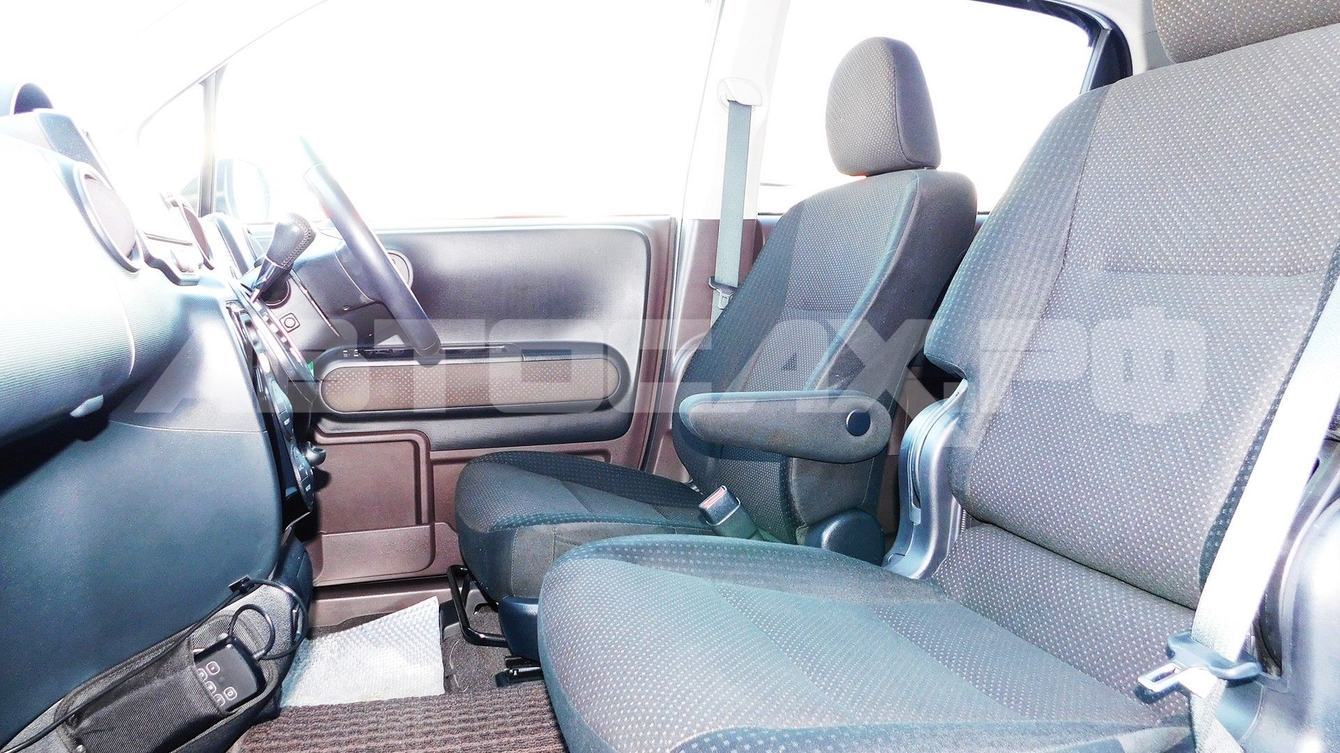 Toyota Porte 2016, Хэтчбек — фото 12