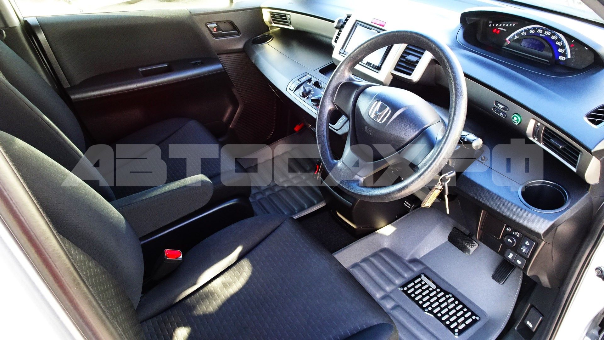 Honda Freed Spike 2015, Минивэн — фото 10