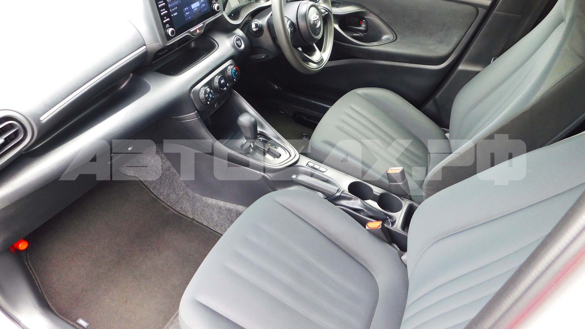 Toyota Yaris 2023, Хэтчбек — фото 13