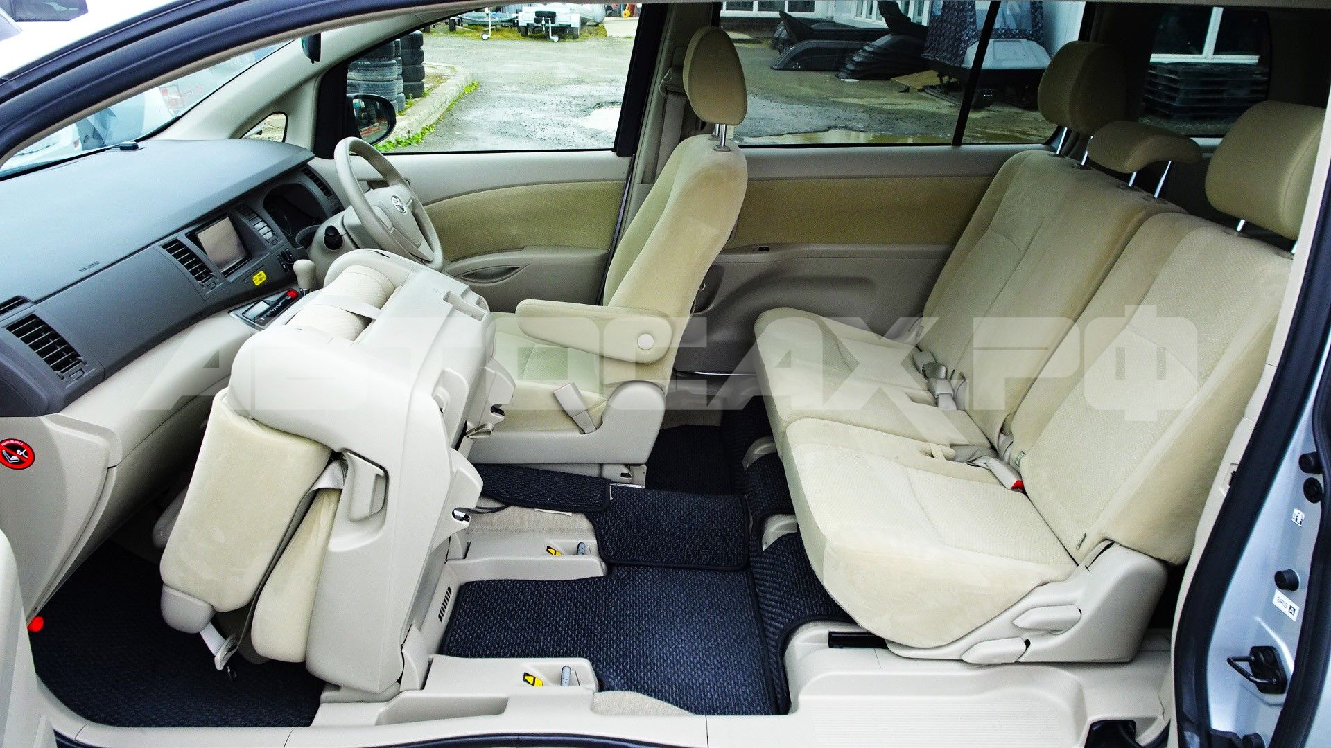 Toyota Isis 2015, Минивэн — фото 12