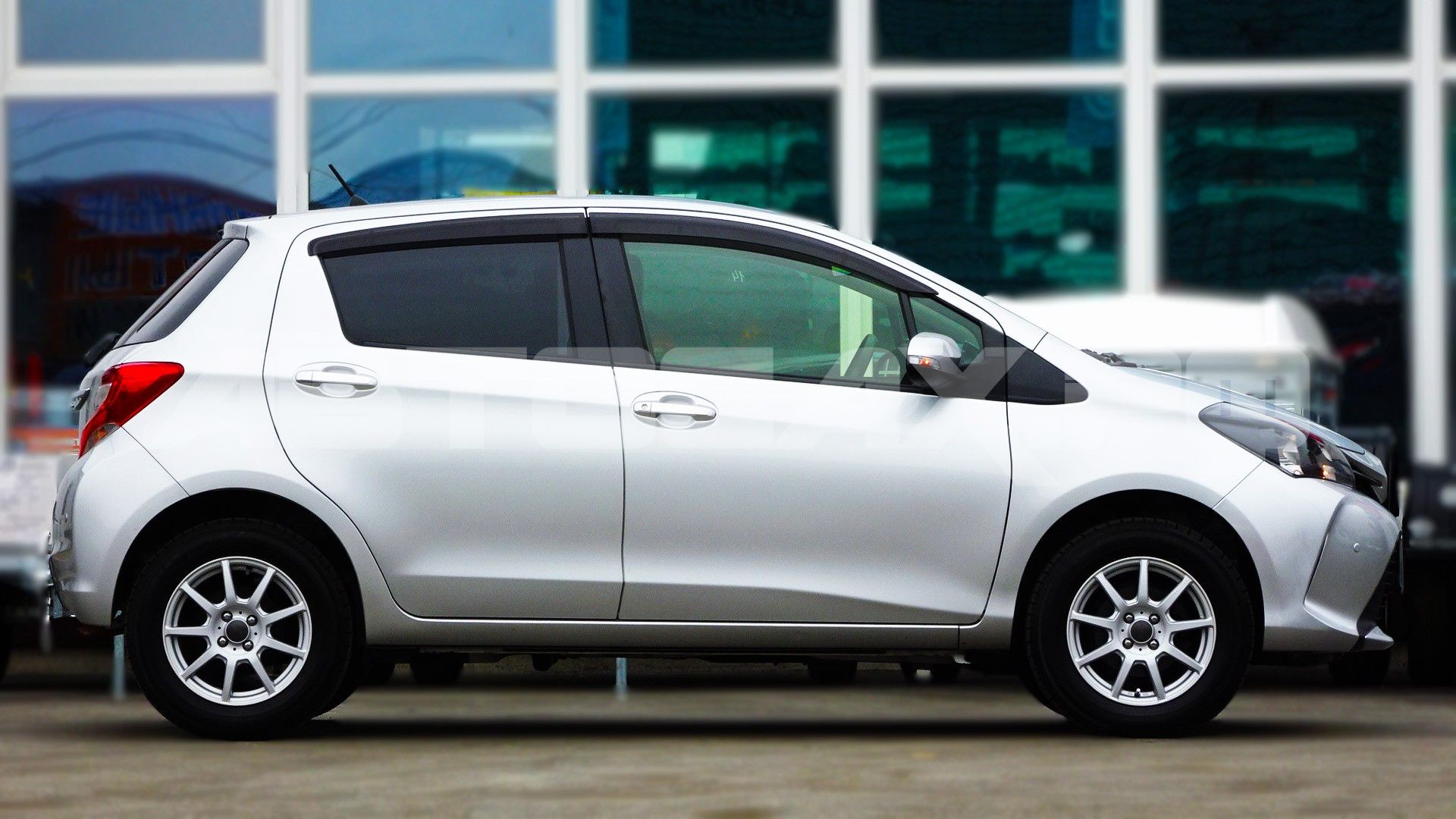 Toyota Vitz 2015, Хэтчбек — фото 6