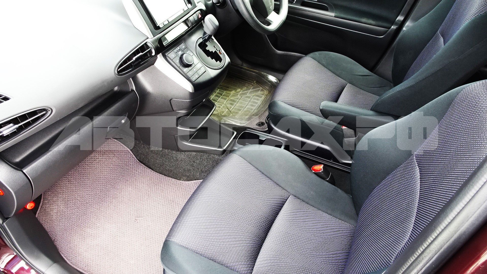 Toyota Wish 2017, Минивэн — фото 13