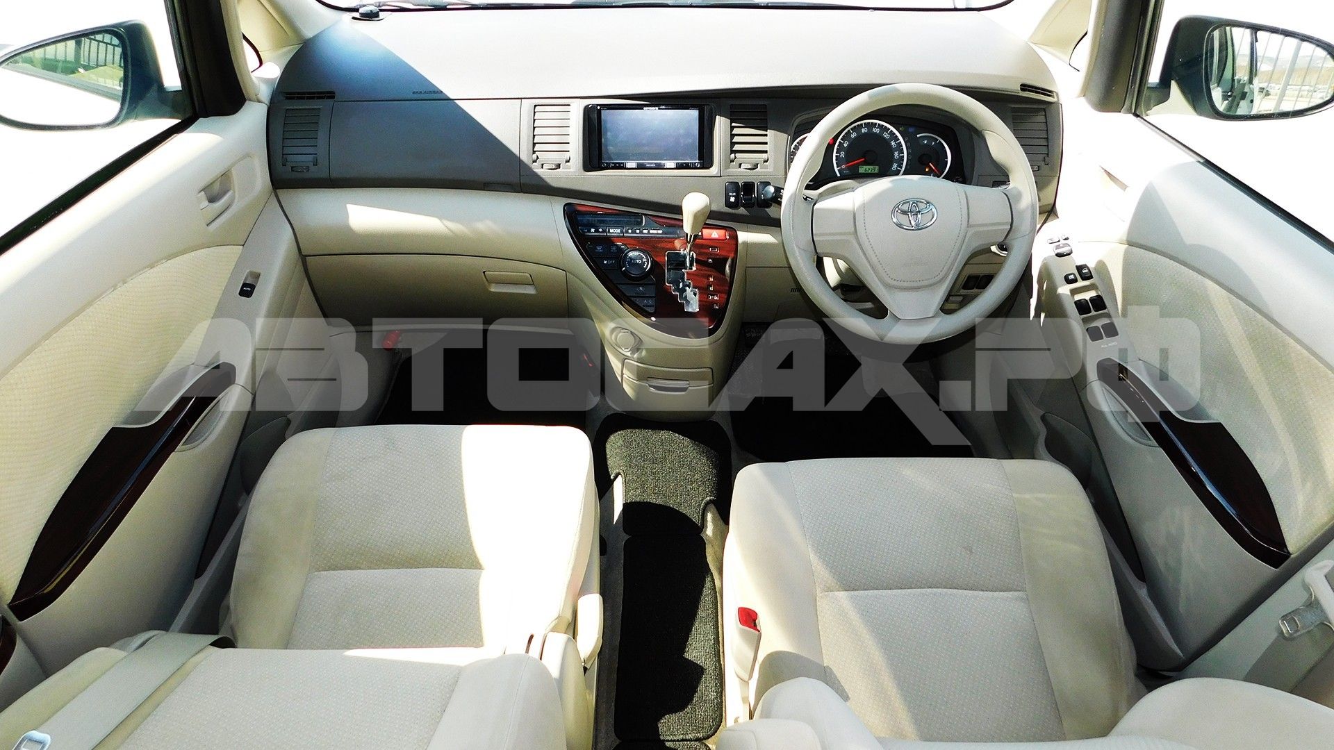 Toyota Isis 2017, Минивэн — фото 11