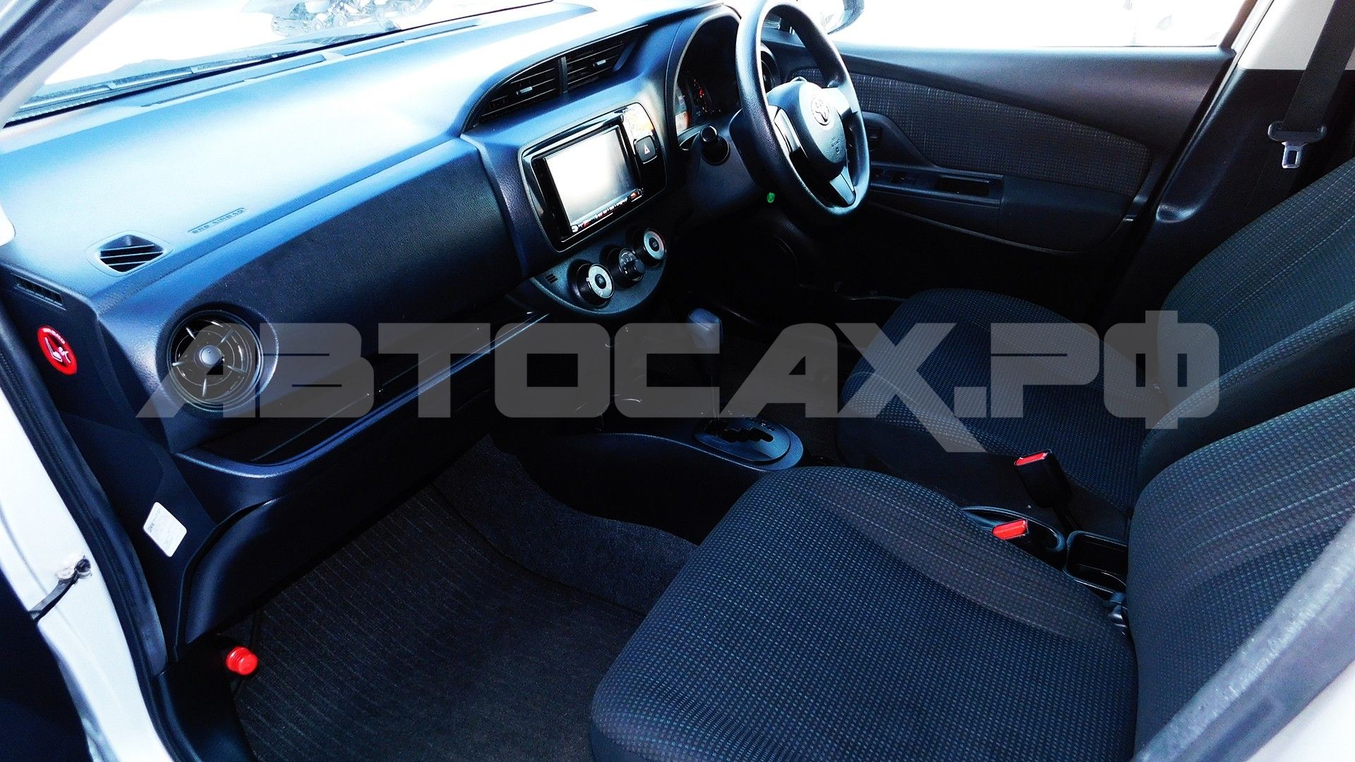 Toyota Vitz 2017, Хэтчбек — фото 12