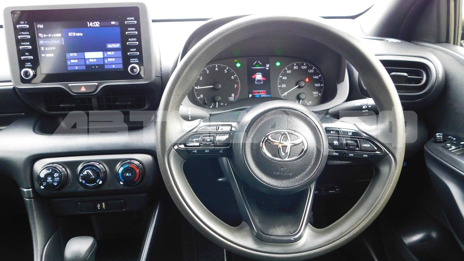 Toyota Yaris 2023, Хэтчбек — фото 35