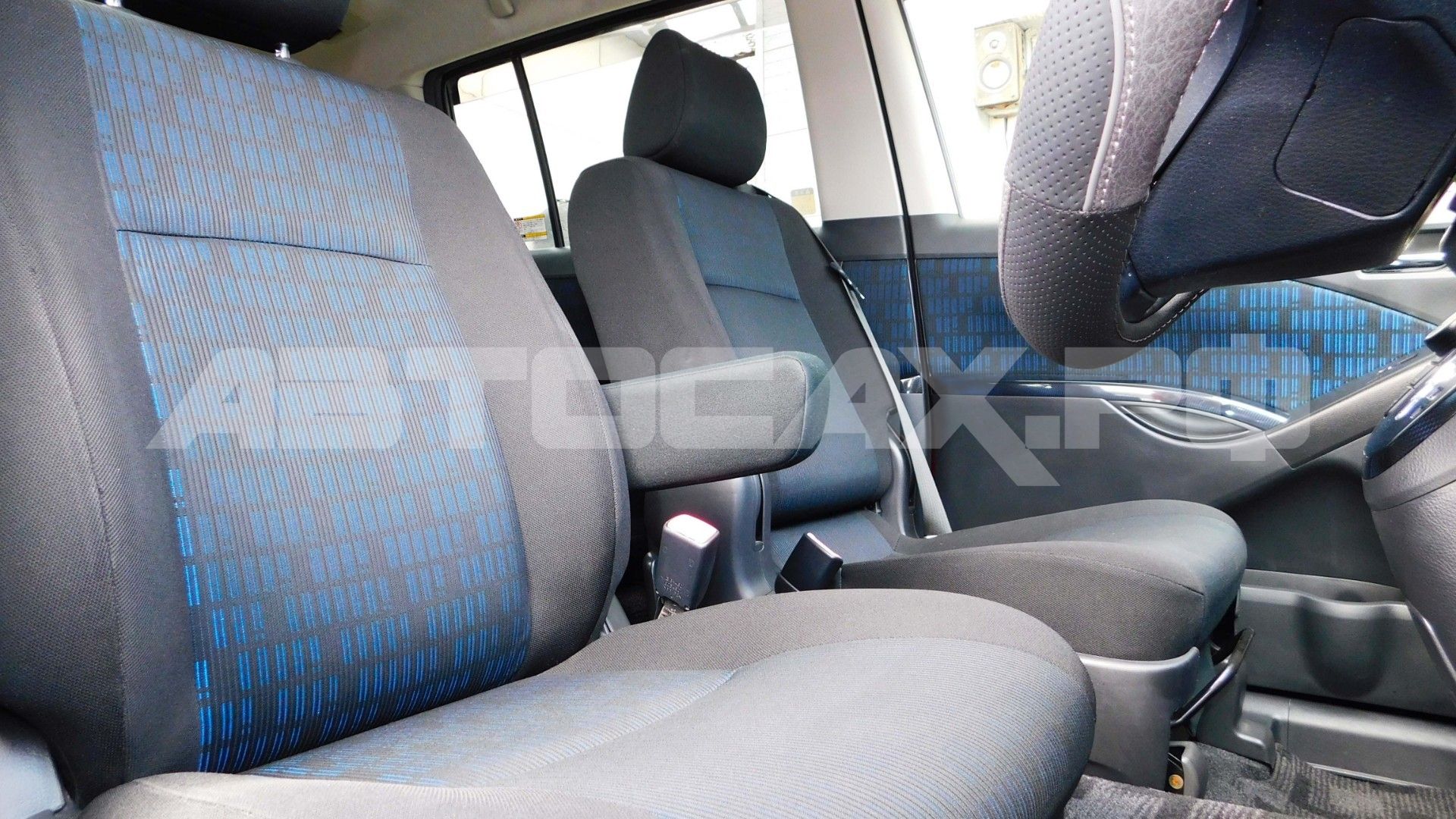 Toyota Isis 2016, Минивэн — фото 10