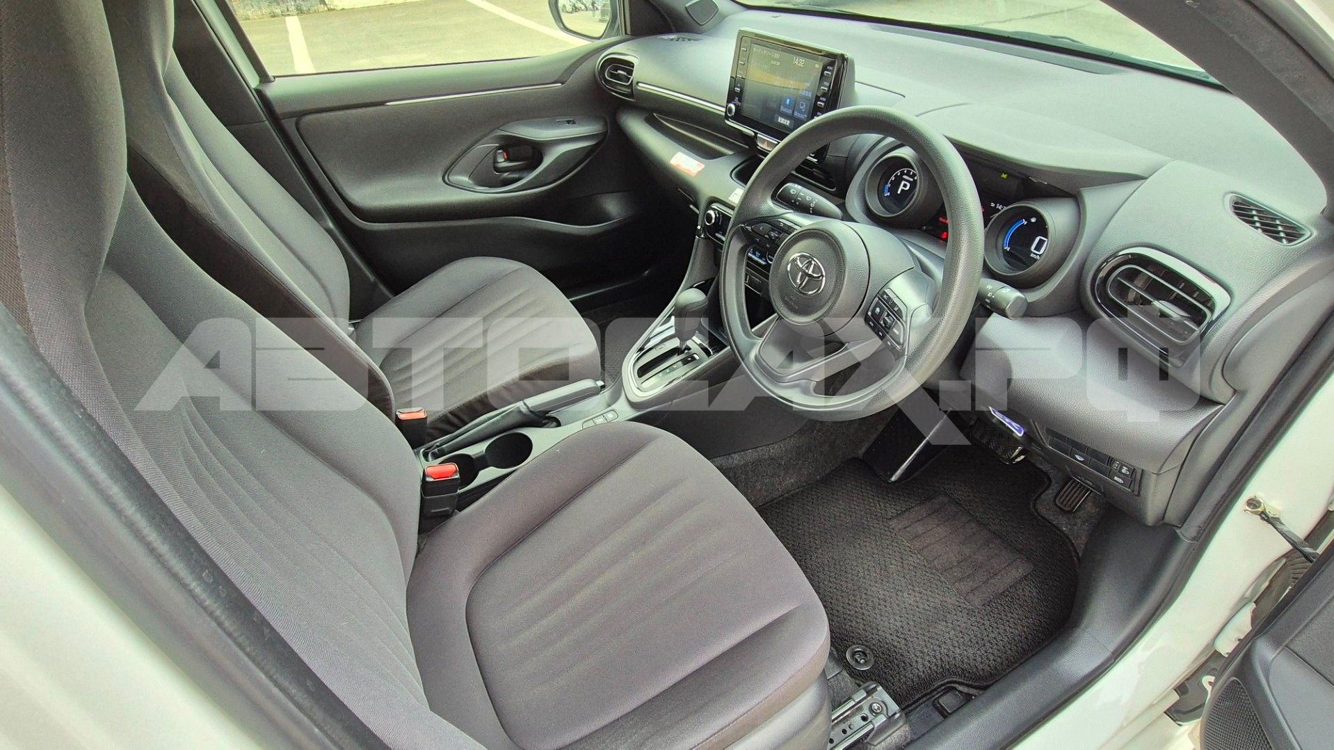 Toyota Yaris 2023, Хэтчбек — фото 13