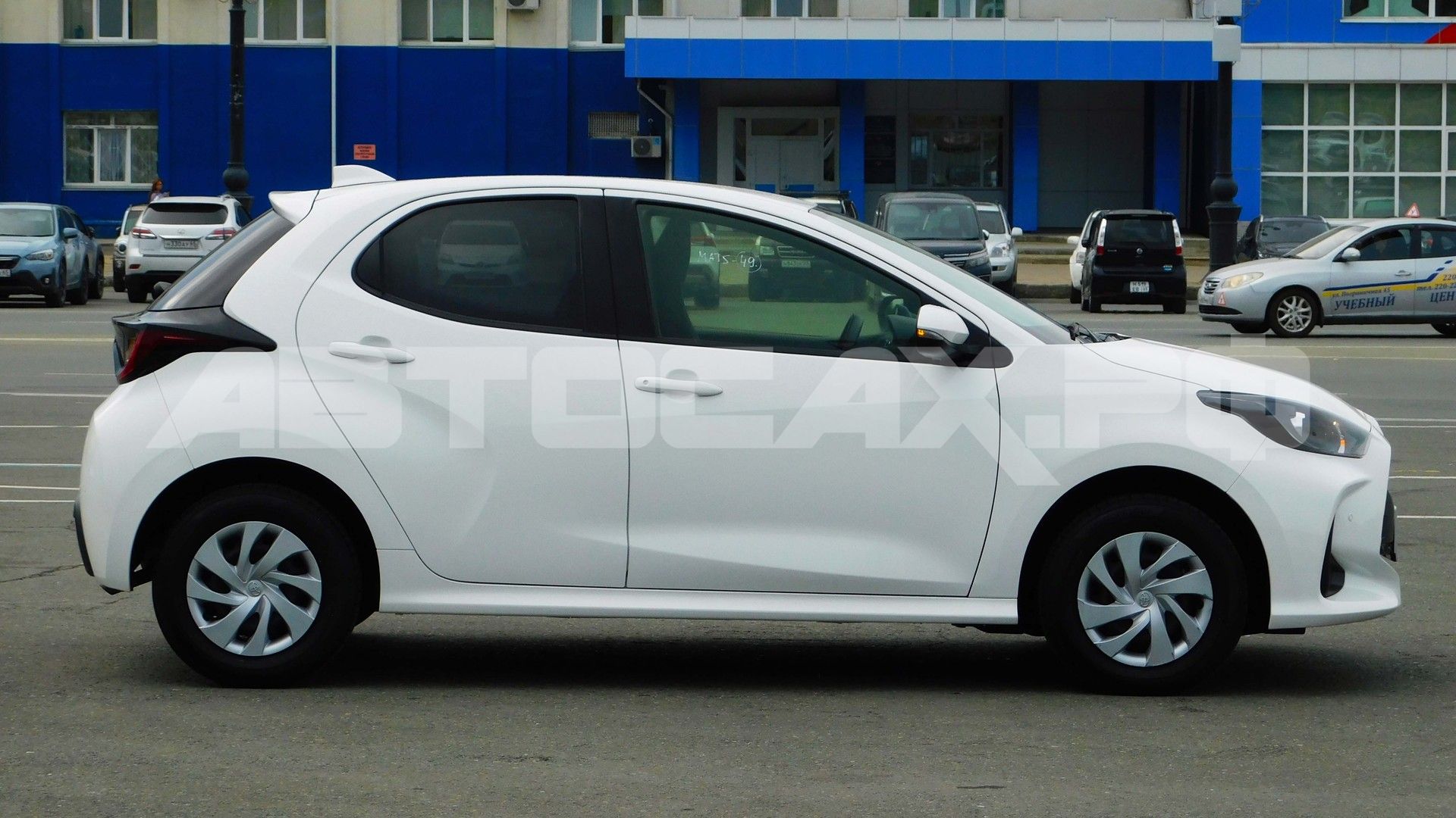 Toyota Yaris 2023, Хэтчбек — фото 8