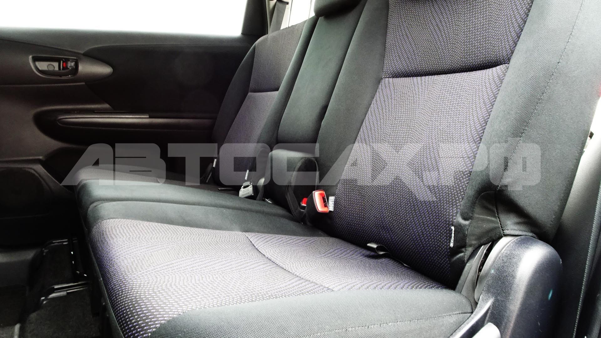 Toyota Wish 2016, Минивэн — фото 18