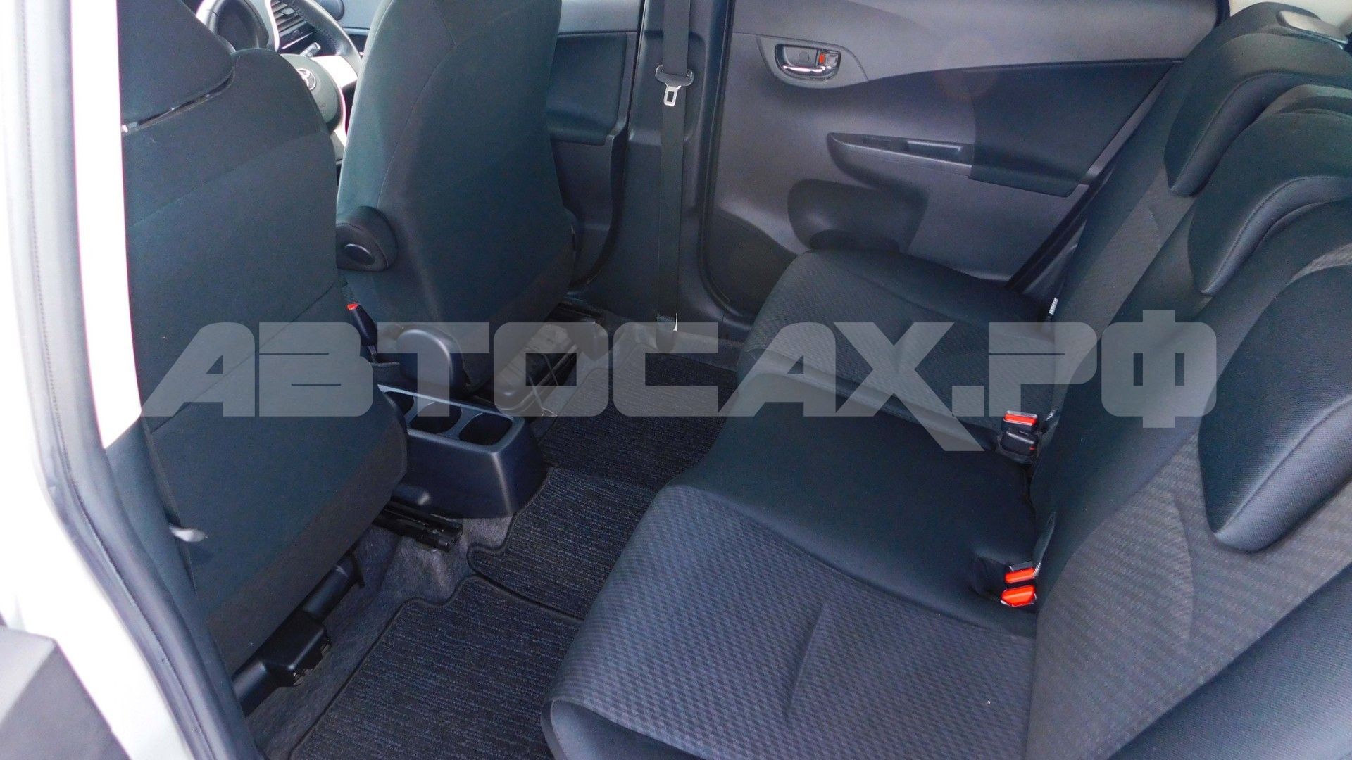 Toyota Ractis 2015, Хэтчбек — фото 19