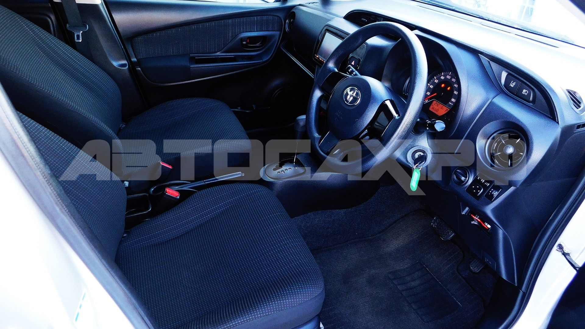 Toyota Vitz 2017, Хэтчбек — фото 9
