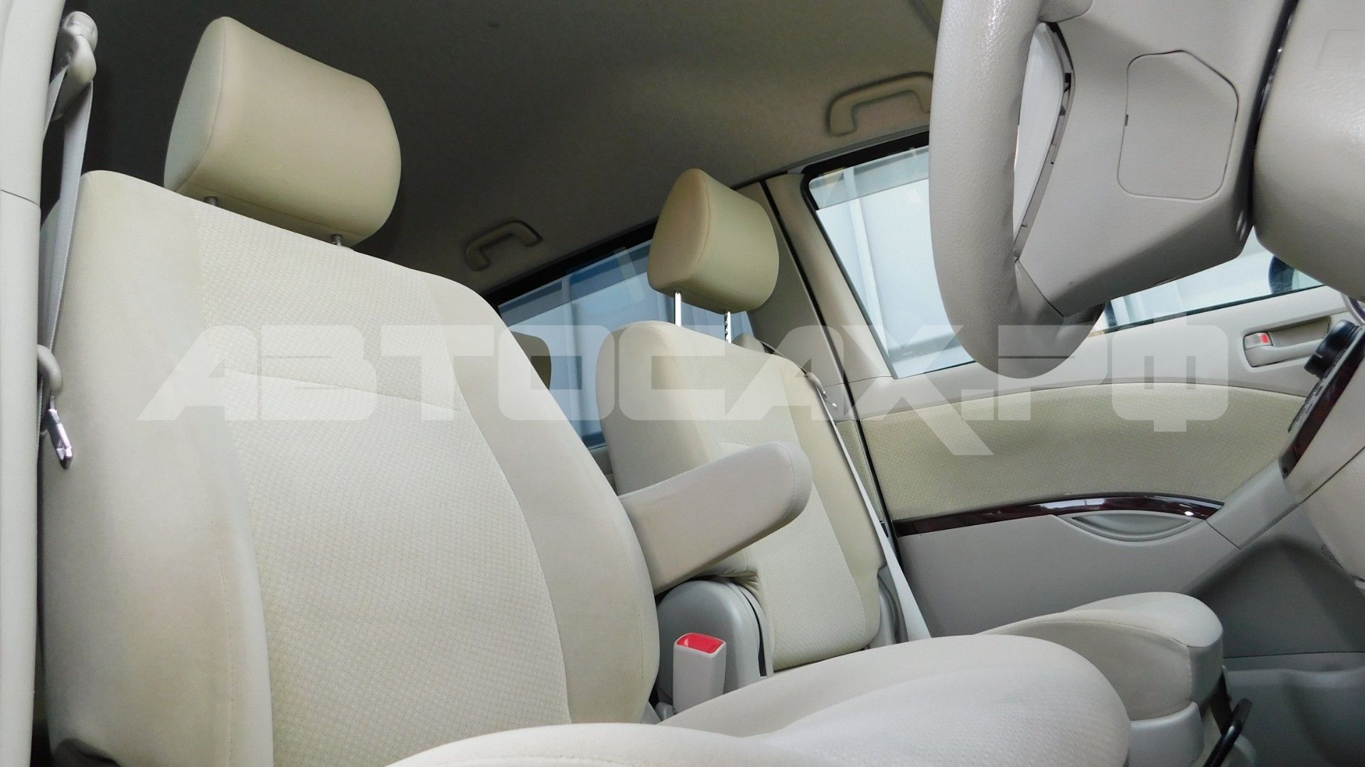 Toyota Isis 2017, Минивэн — фото 10