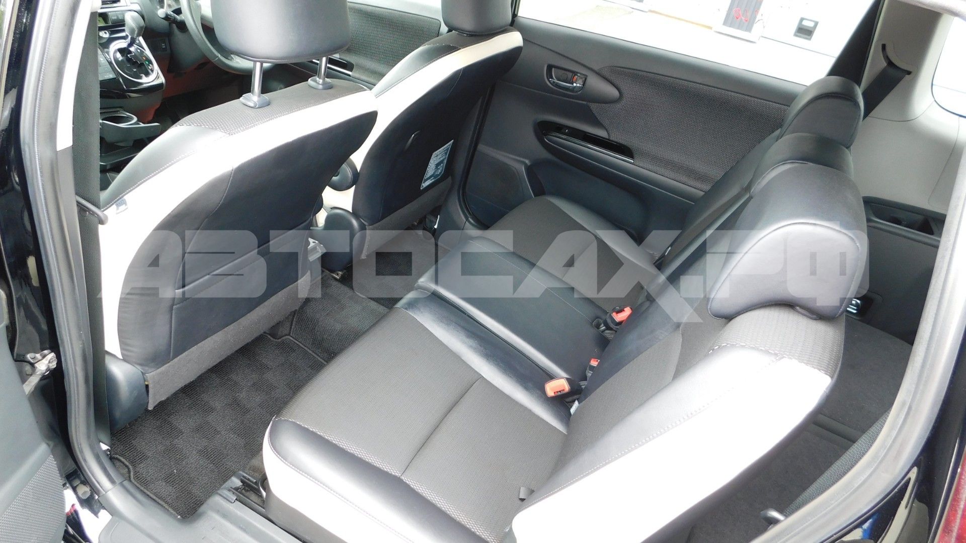 Toyota Wish 2017, Универсал — фото 17