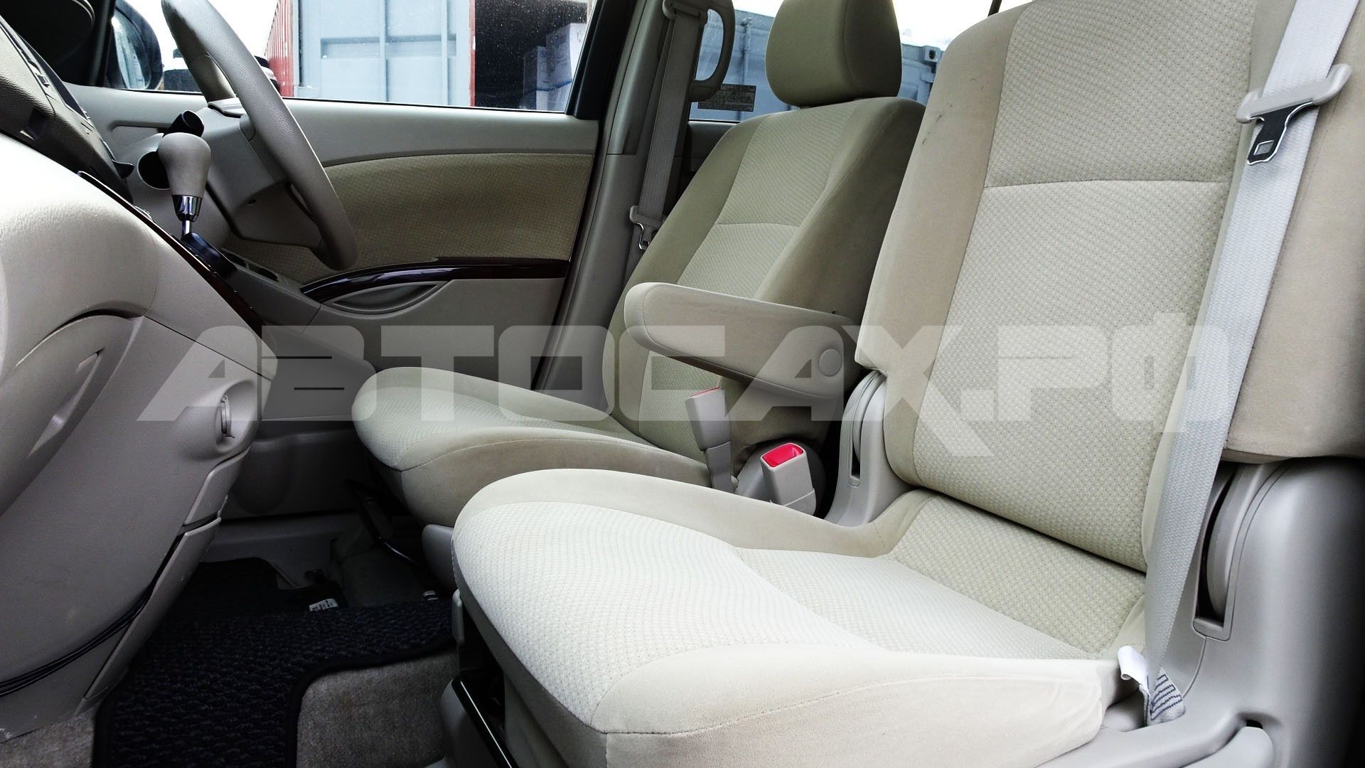 Toyota Isis 2016, Минивэн — фото 9