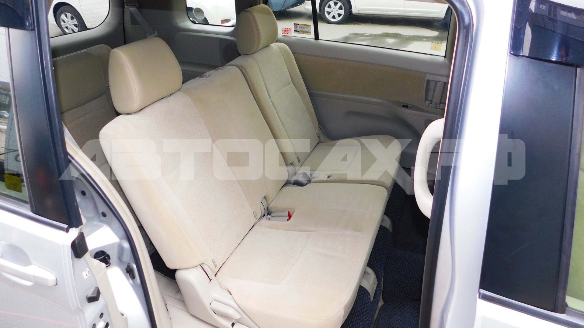 Toyota Isis 2015, Минивэн — фото 15