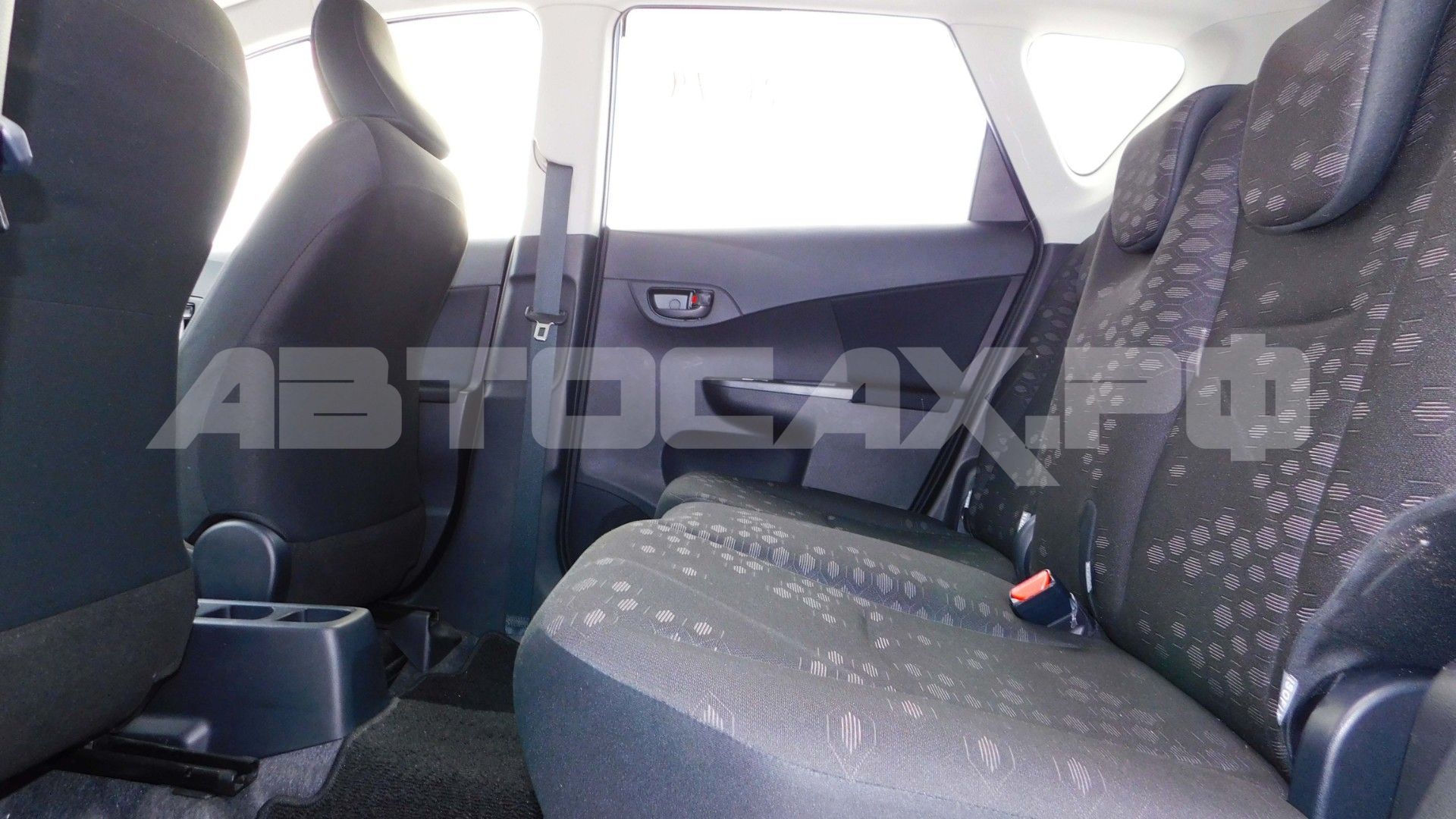 Toyota Ractis 2014, Хэтчбек — фото 19
